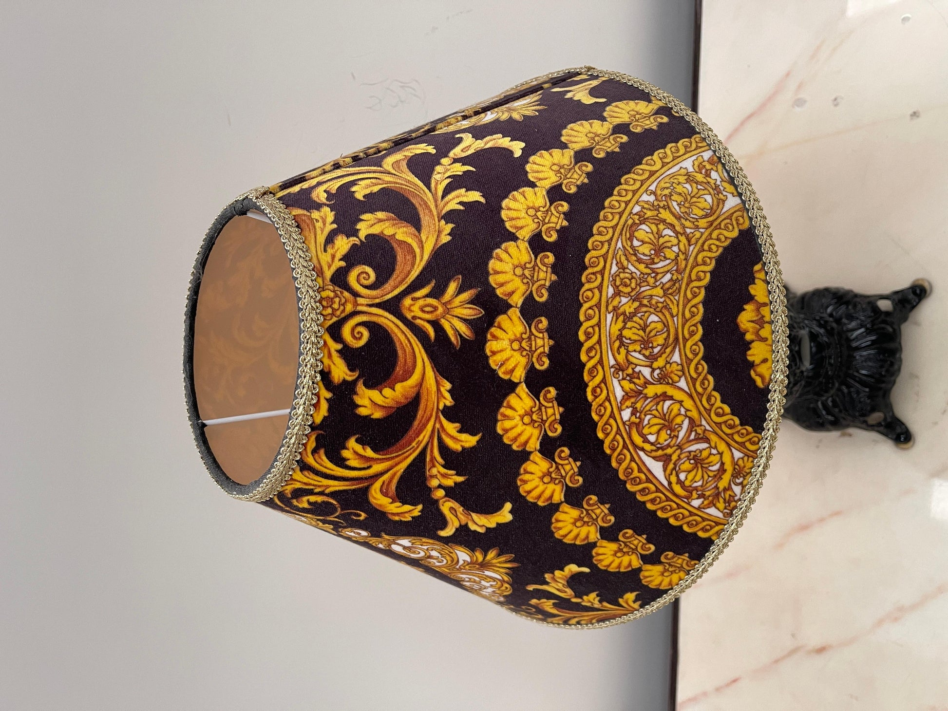 Lampada da tavolo in ghisa con paralume decorativo in stile Barocco, XX secolo