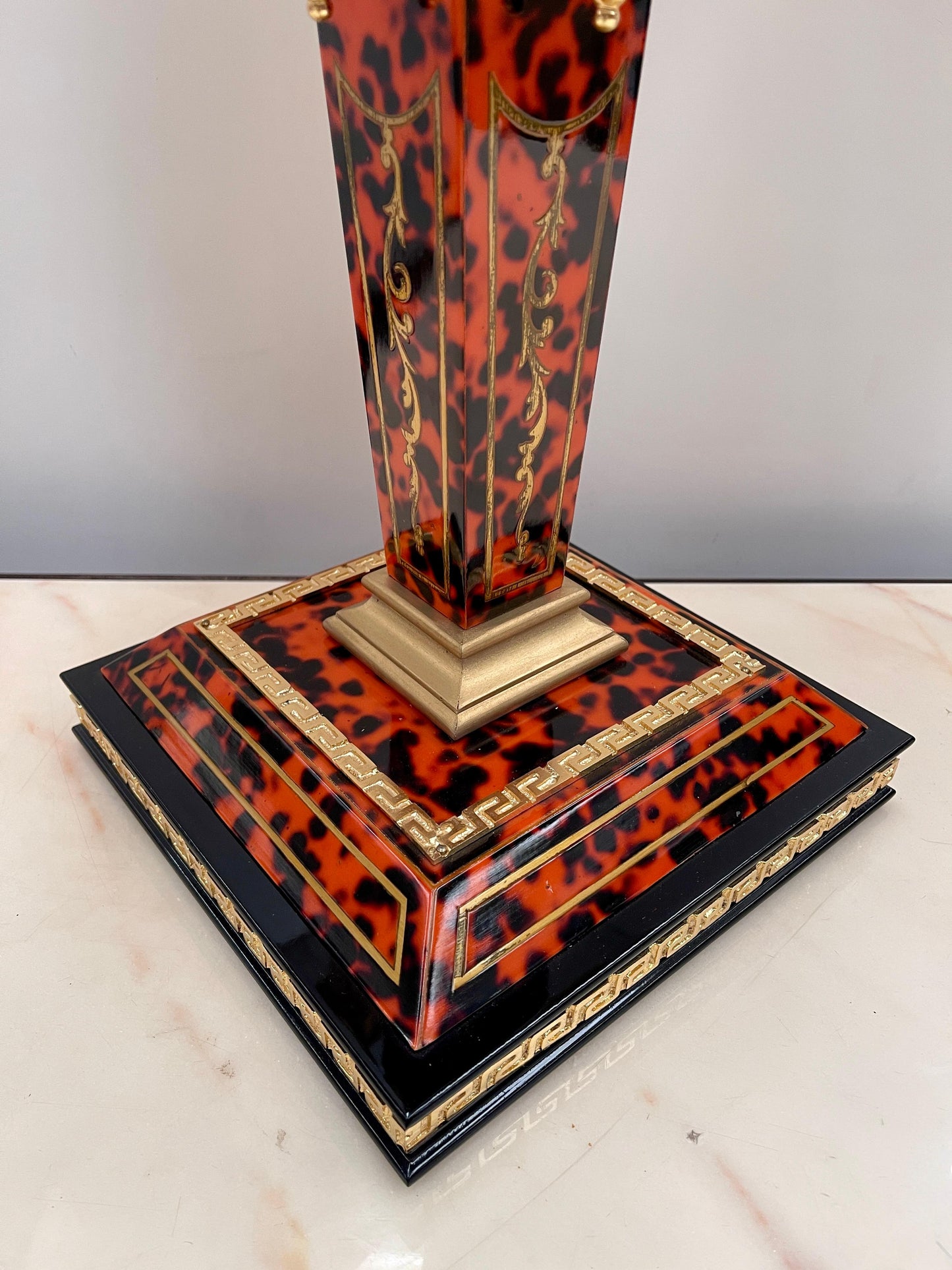 Imponente lampada da tavolo in stile Impero con paralume classico versailles, XX