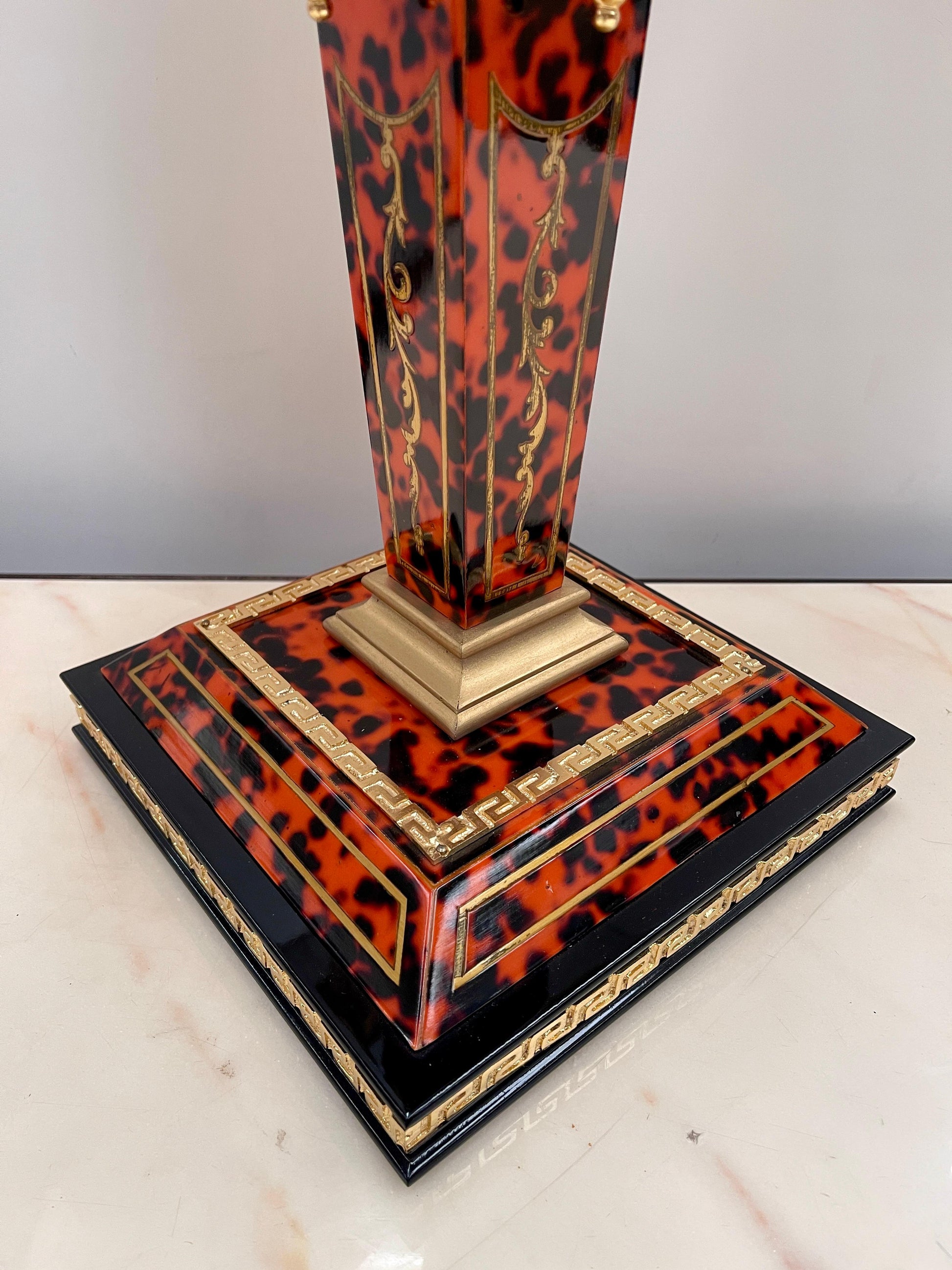 Imponente lampada da tavolo in stile Impero con paralume classico versailles, XX