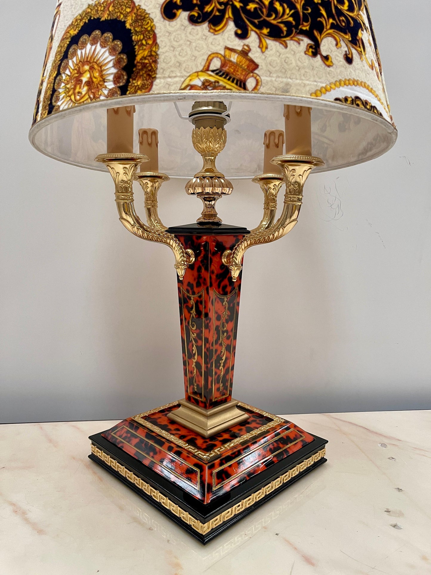 Imponente lampada da tavolo in stile Impero con paralume classico versailles, XX