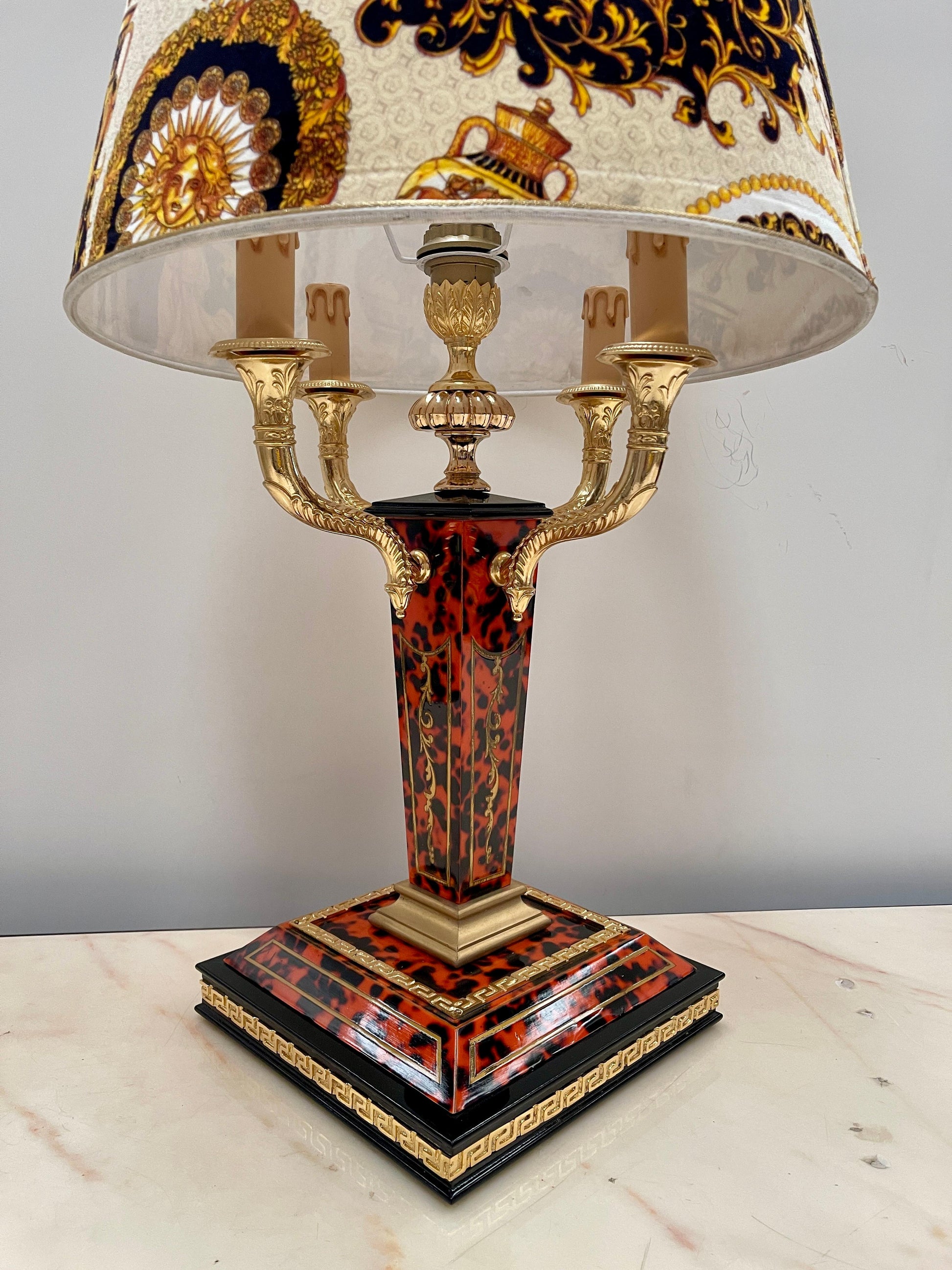 Imponente lampada da tavolo in stile Impero con paralume classico versailles, XX