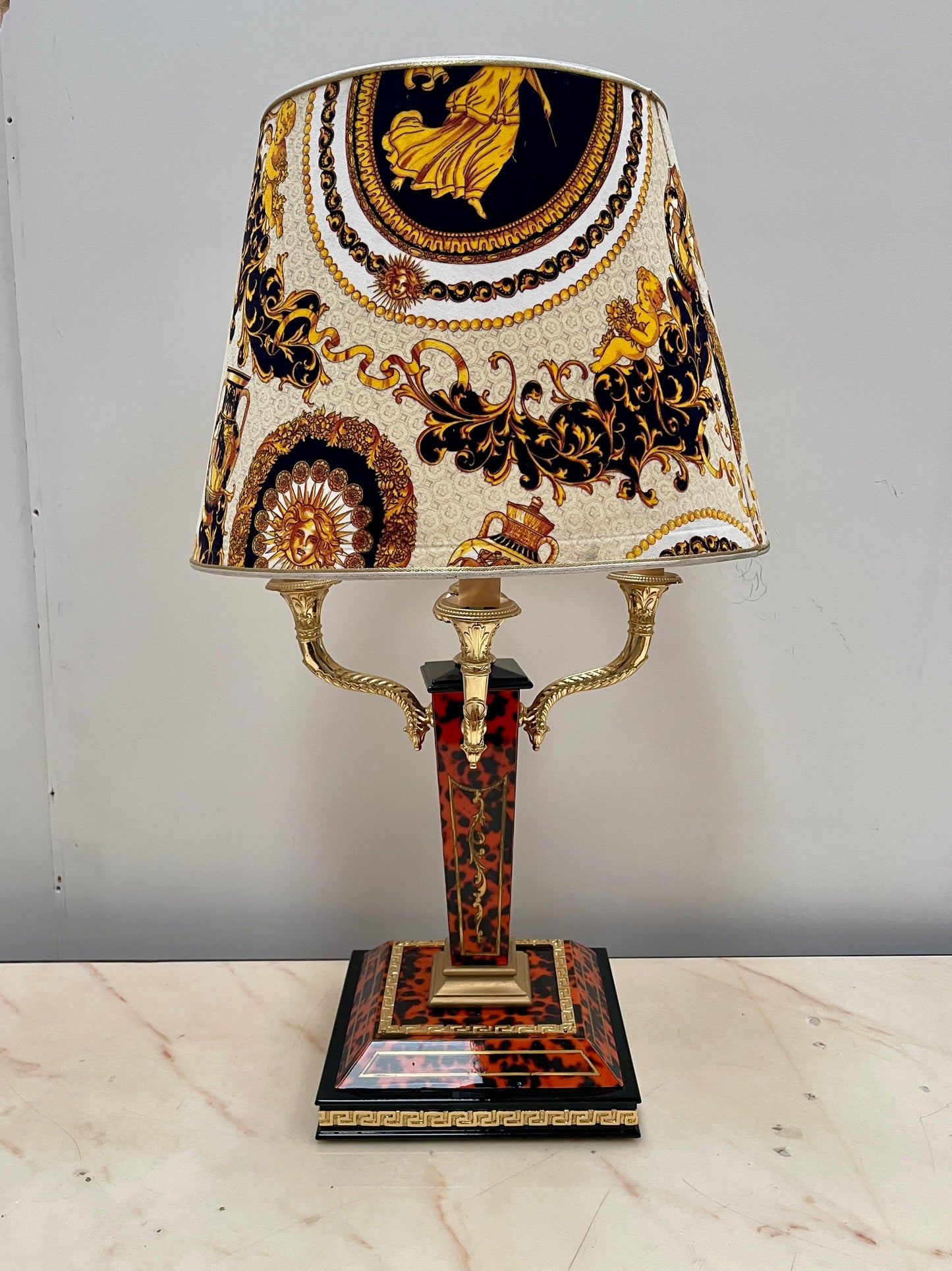 Imponente lampada da tavolo in stile Impero con paralume classico versailles, XX
