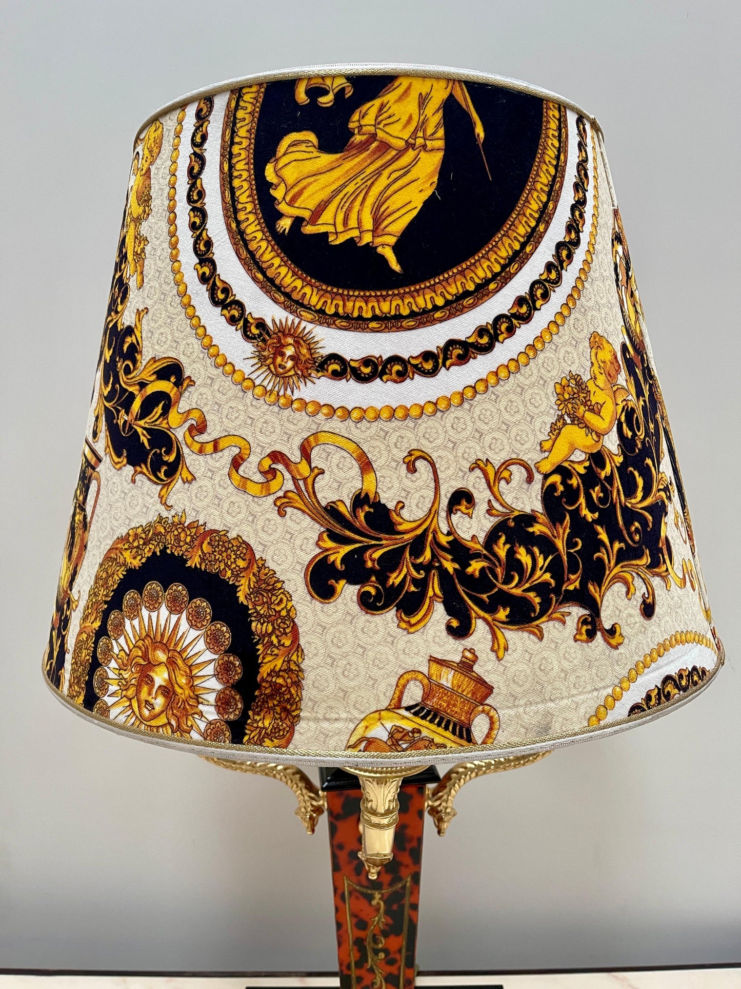 Imponente lampada da tavolo in stile Impero con paralume classico versailles, XX