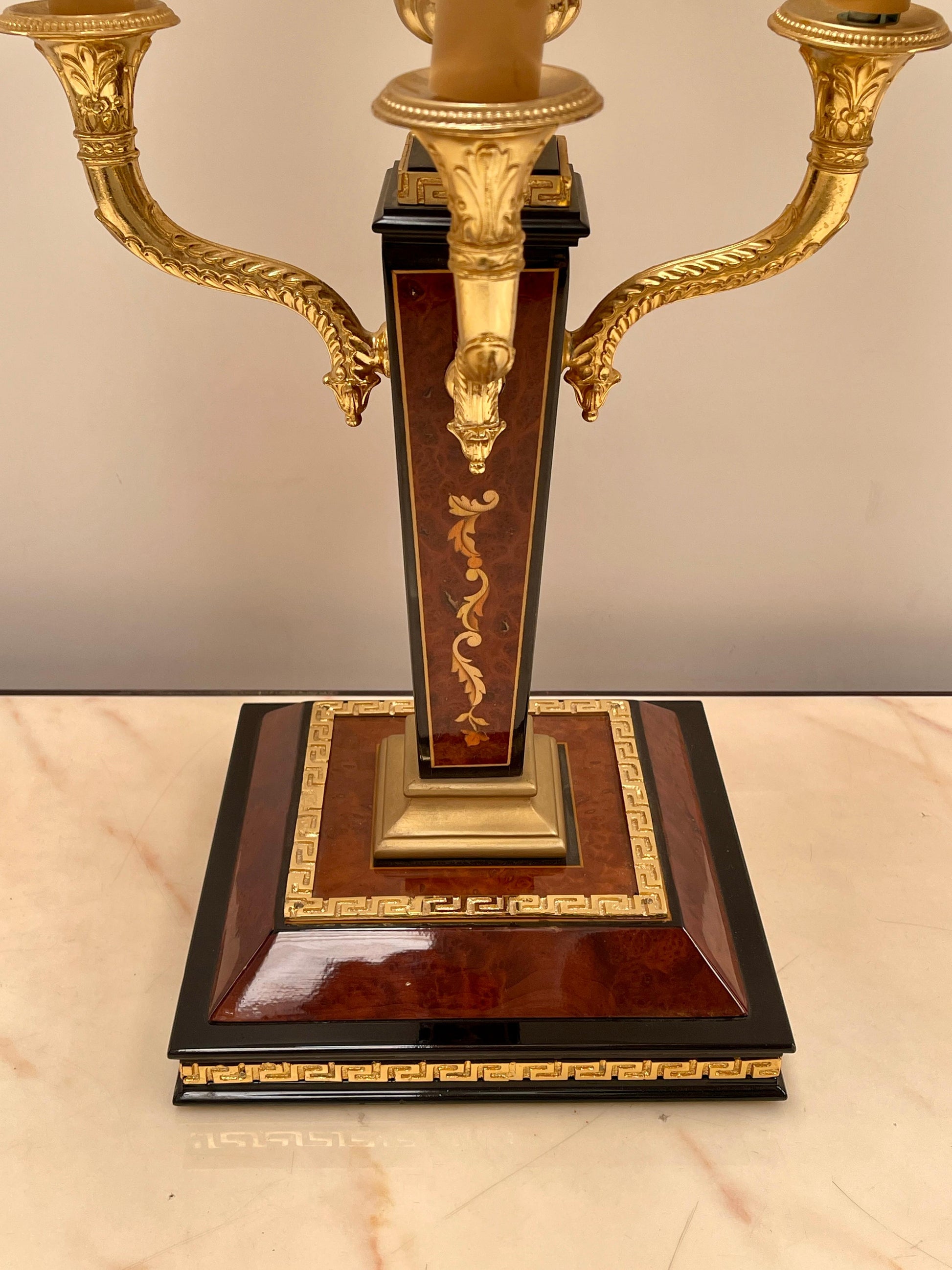 Lussuosa lampada da tavolo in stile Impero con paralume classico versailles