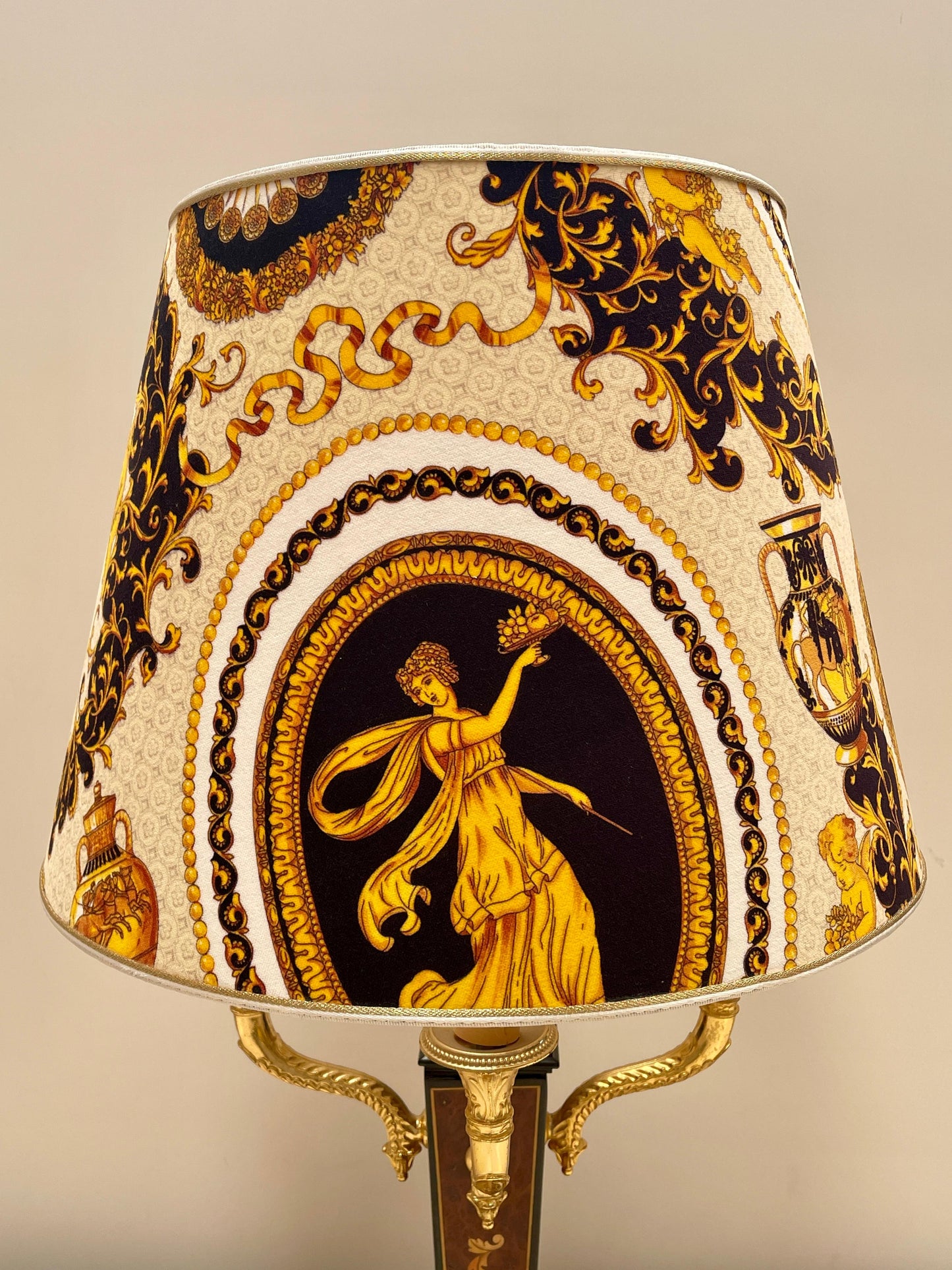 Lussuosa lampada da tavolo in stile Impero con paralume classico versailles