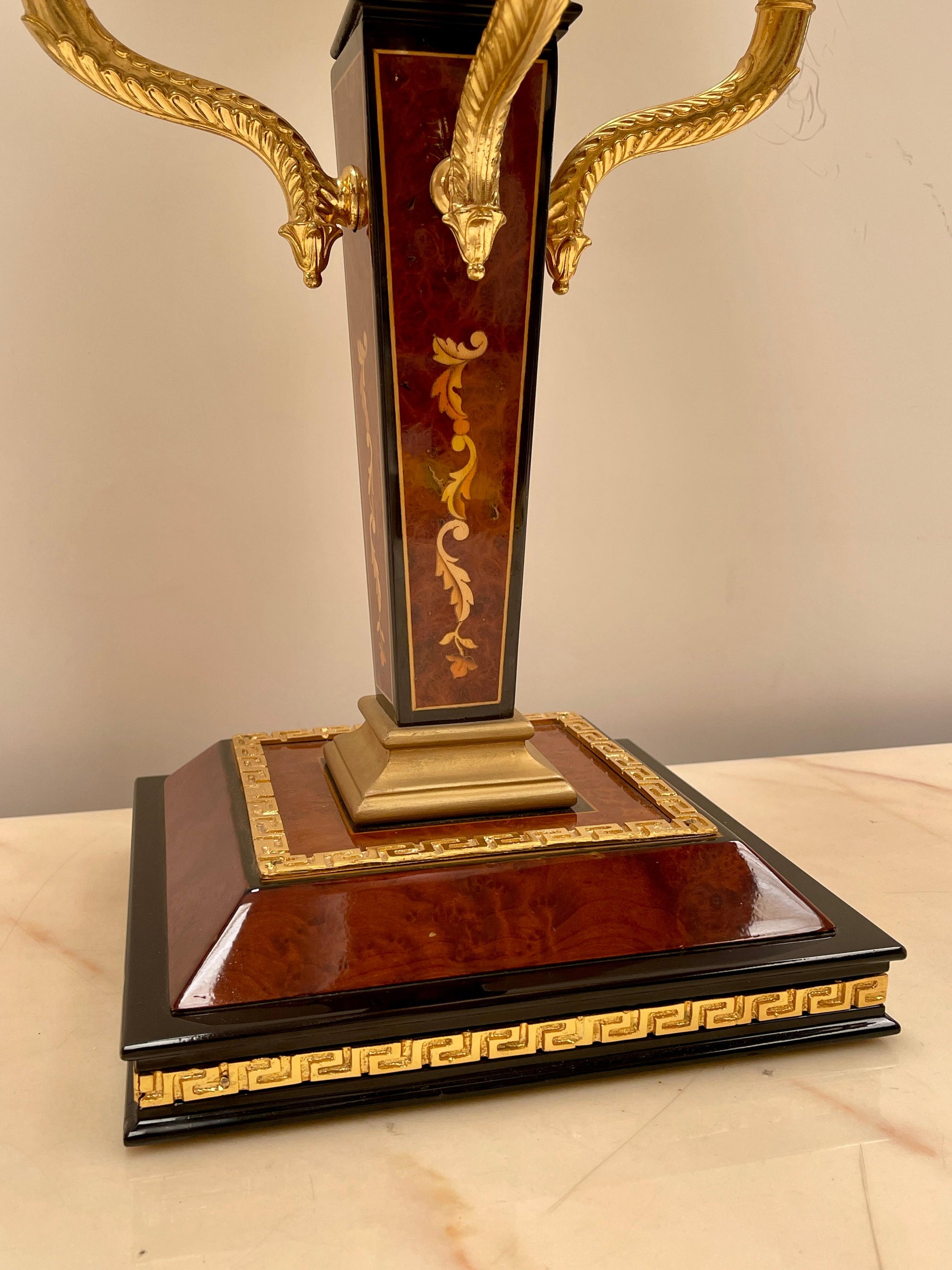 Lussuosa lampada da tavolo in stile Impero con paralume classico versailles