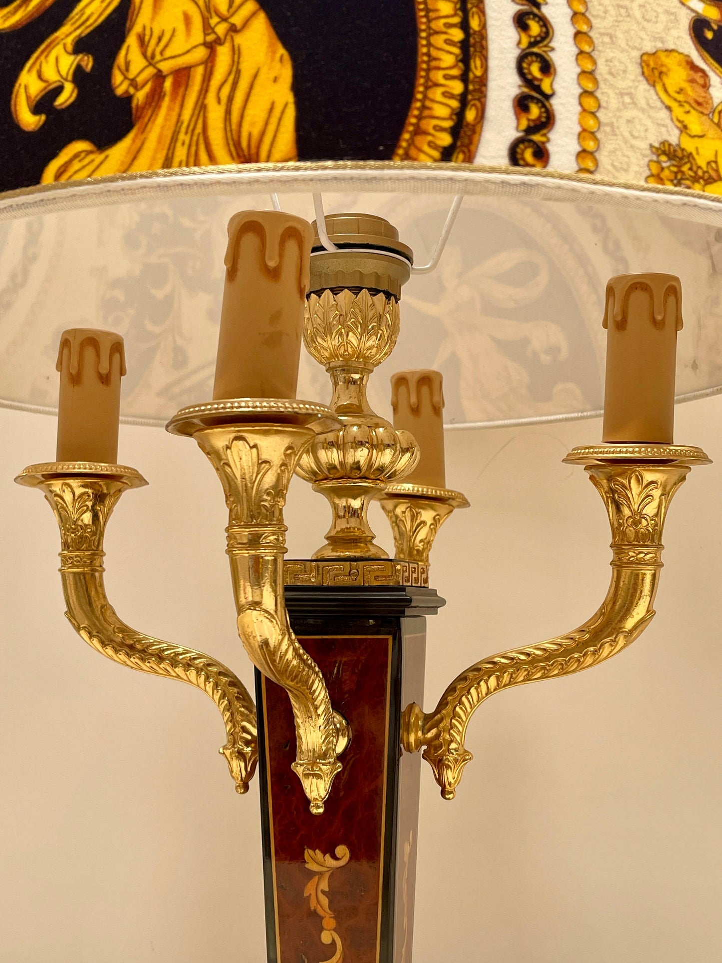 Lussuosa lampada da tavolo in stile Impero con paralume classico versailles