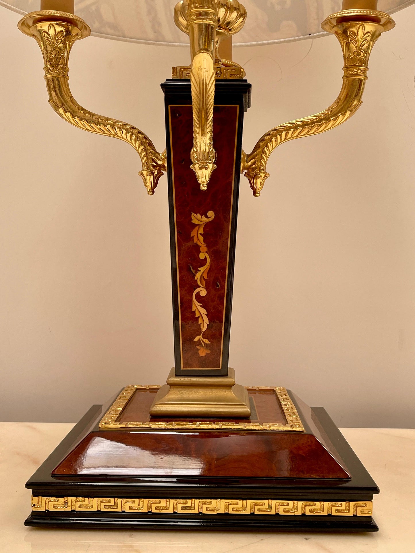 Lussuosa lampada da tavolo in stile Impero con paralume classico versailles