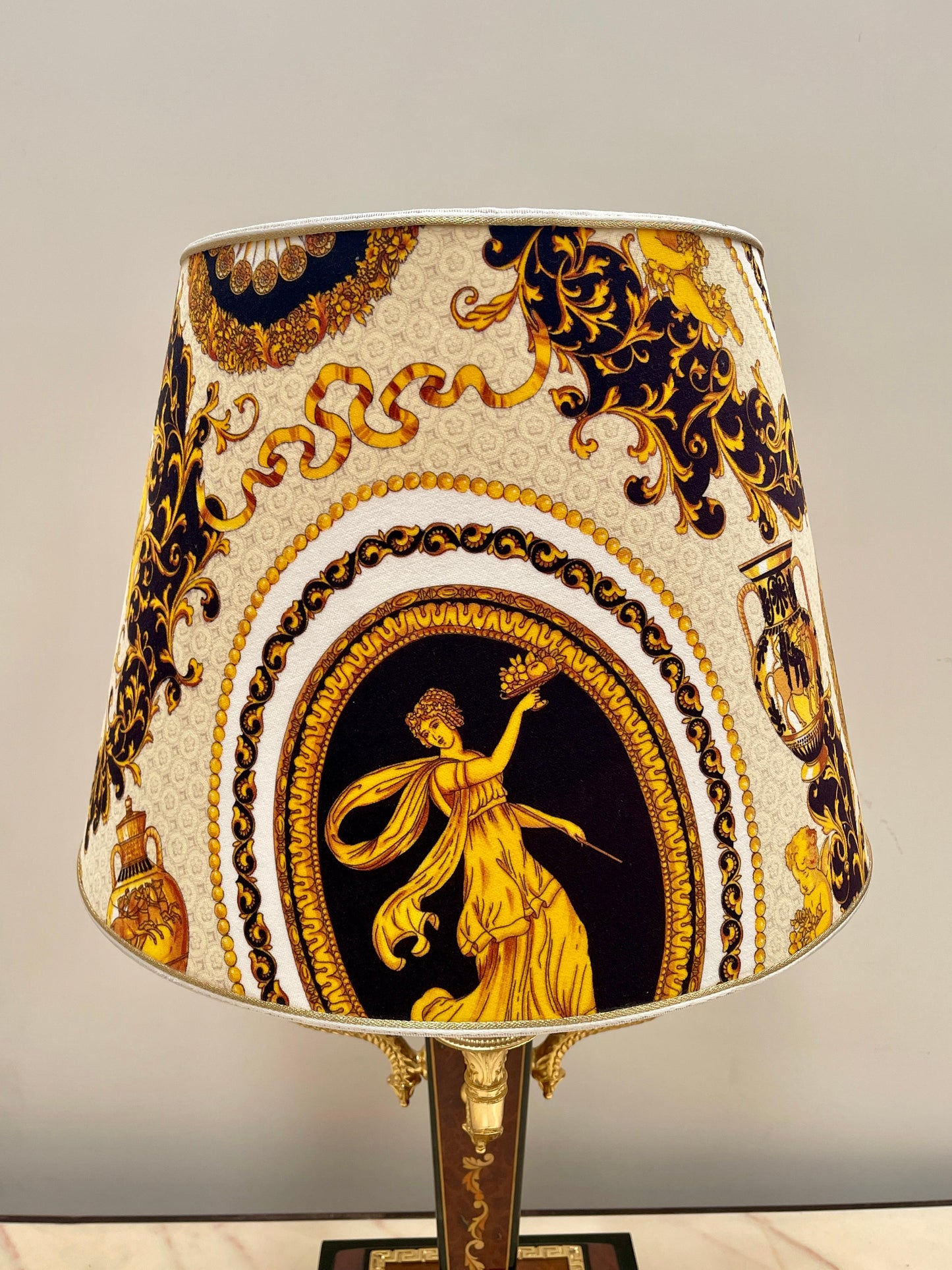 Lussuosa lampada da tavolo in stile Impero con paralume classico versailles