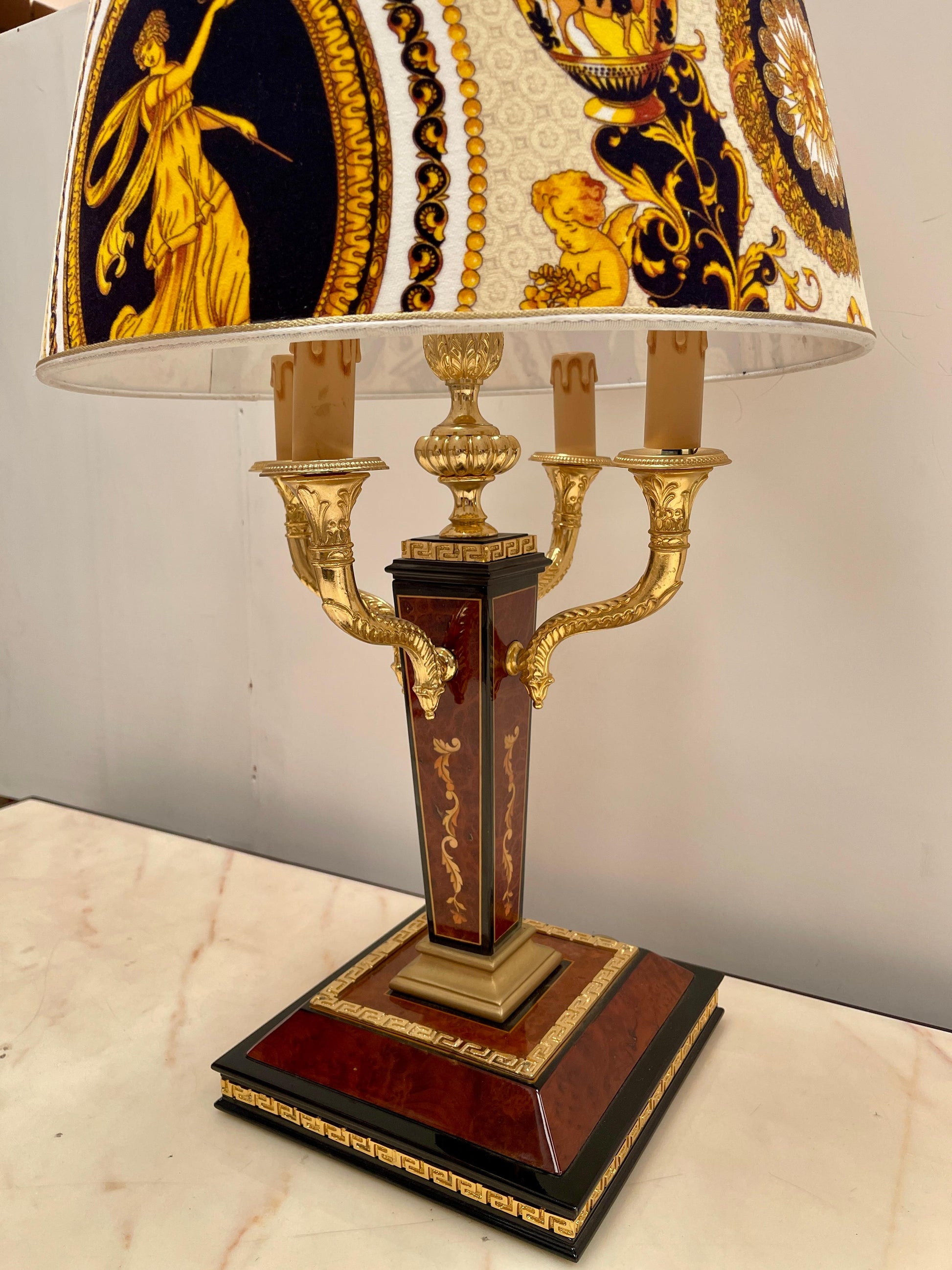 Lussuosa lampada da tavolo in stile Impero con paralume classico versailles