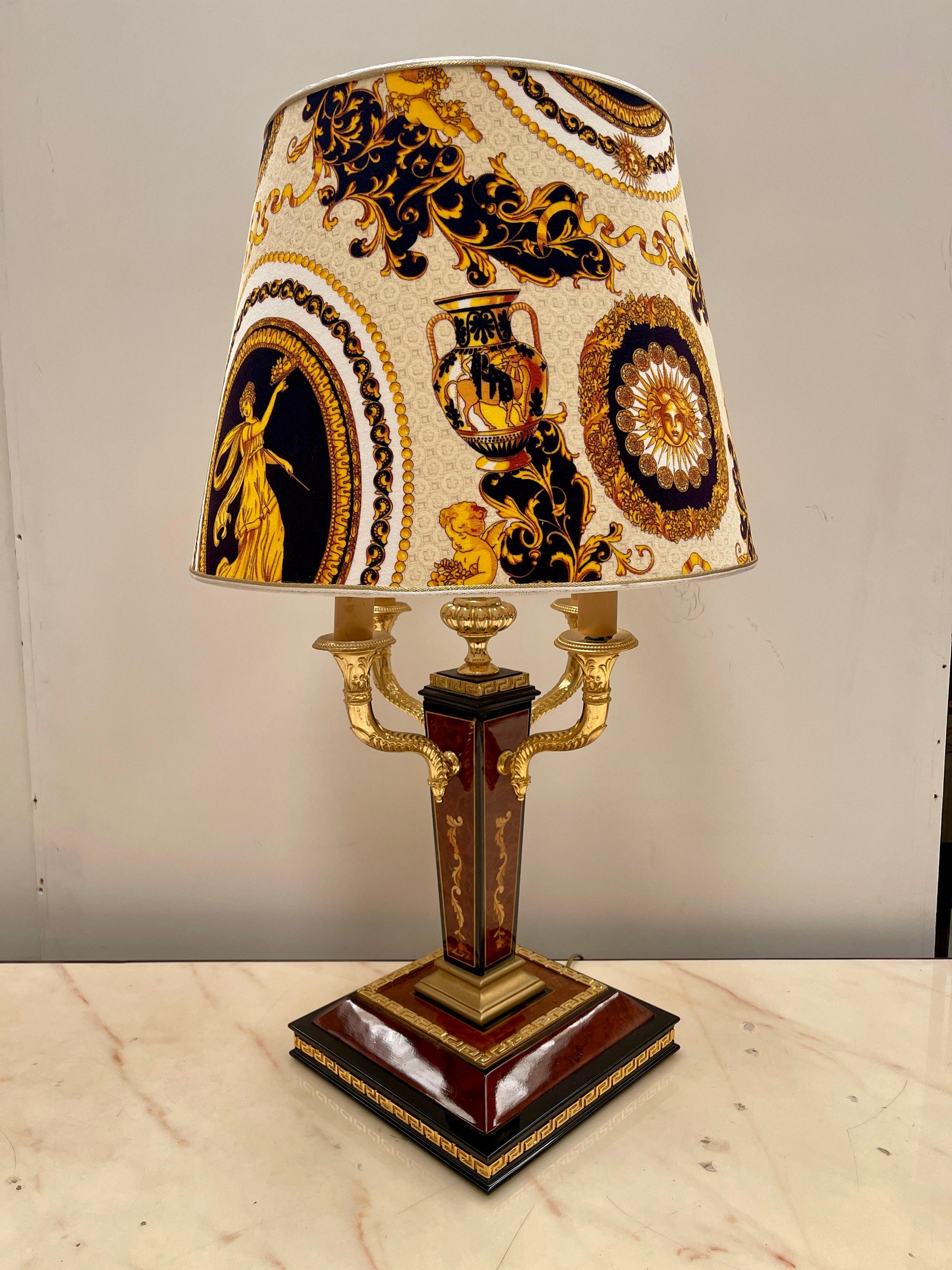 Lussuosa lampada da tavolo in stile Impero con paralume classico versailles