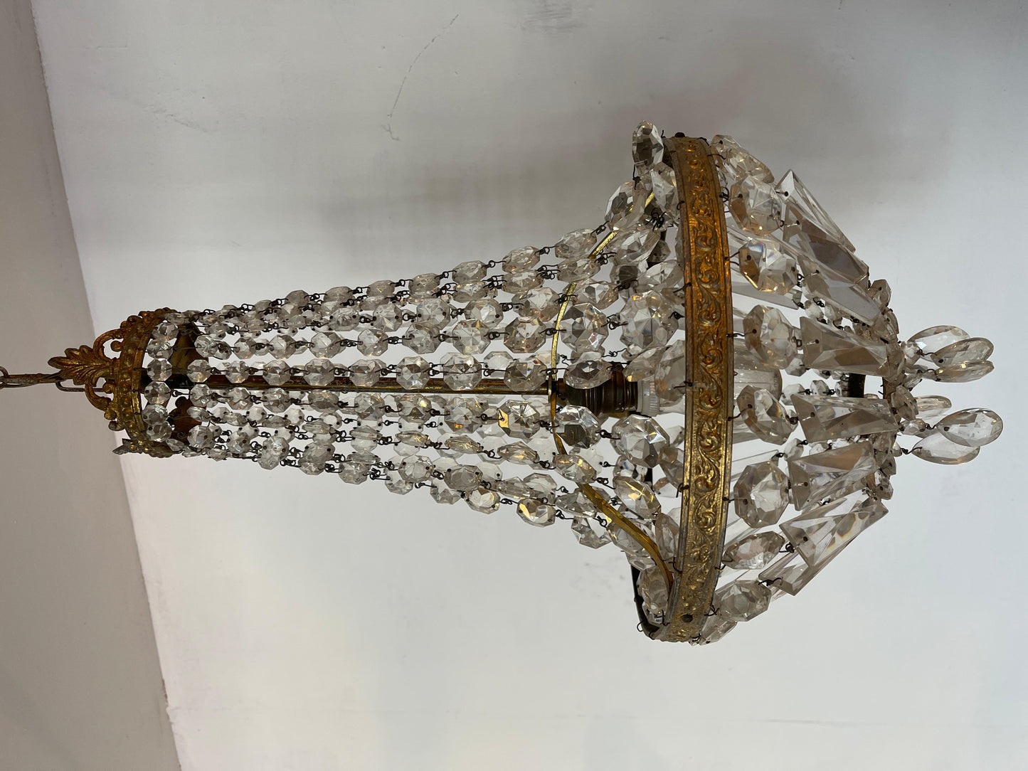 Lampadario a sospensione italiano in bronzo e cristallo degli anni '60