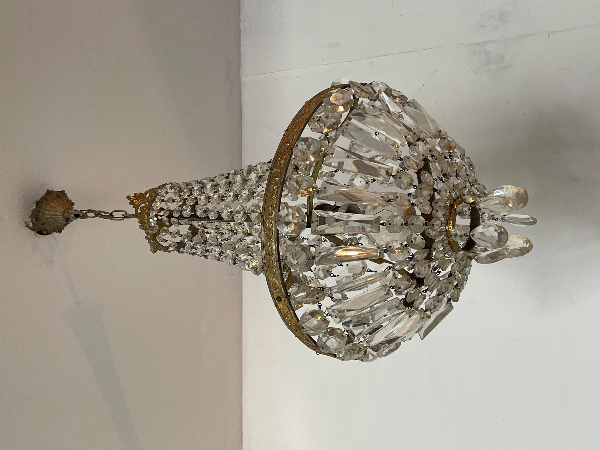 Lampadario a sospensione italiano in bronzo e cristallo degli anni '60