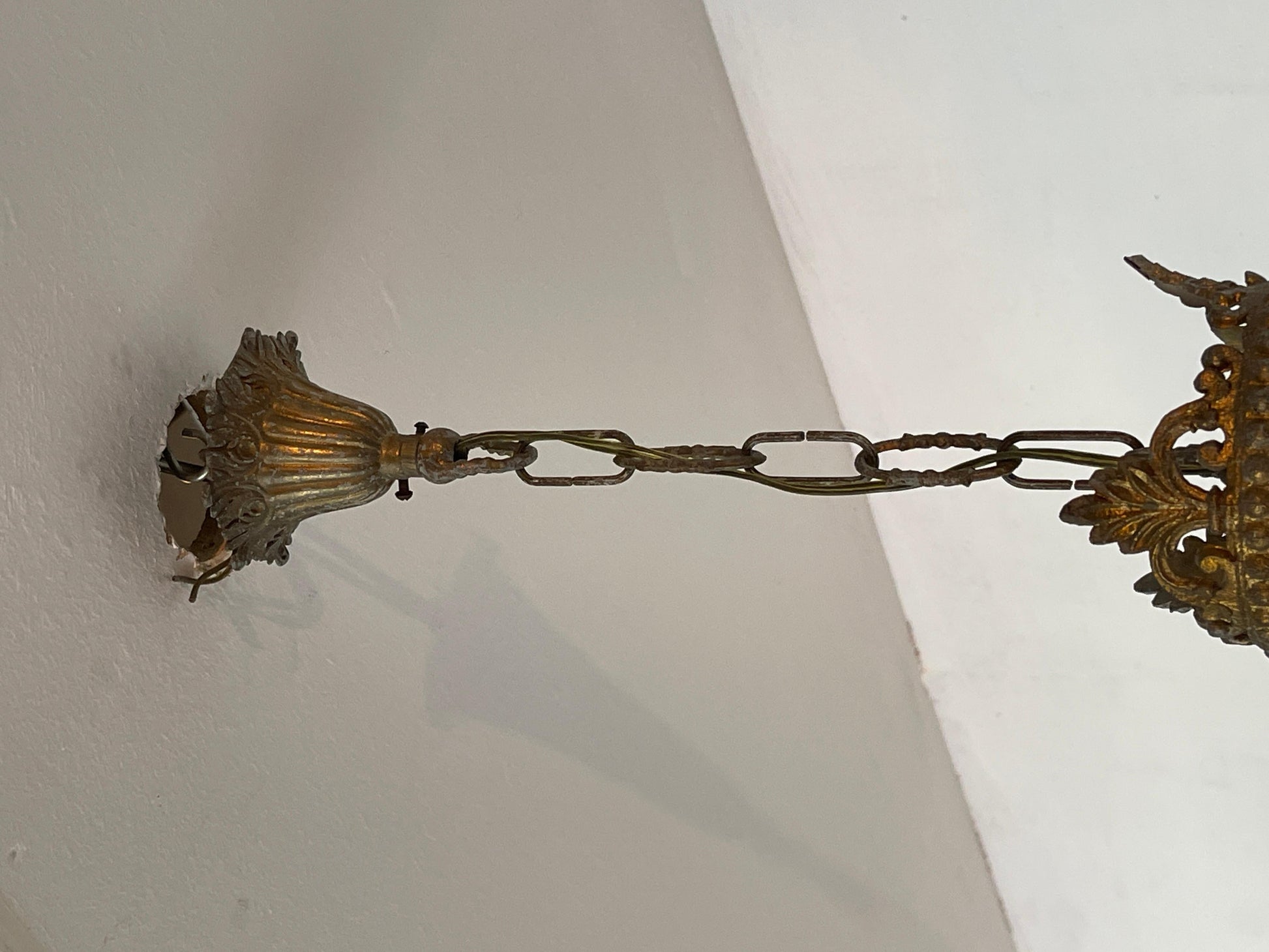 Lampadario a sospensione italiano in bronzo e cristallo degli anni '60