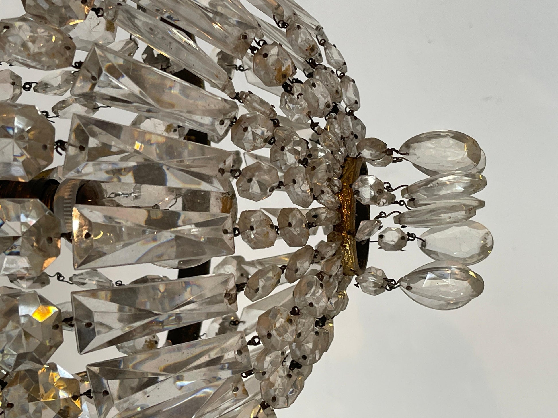 Lampadario a sospensione italiano in bronzo e cristallo degli anni '60