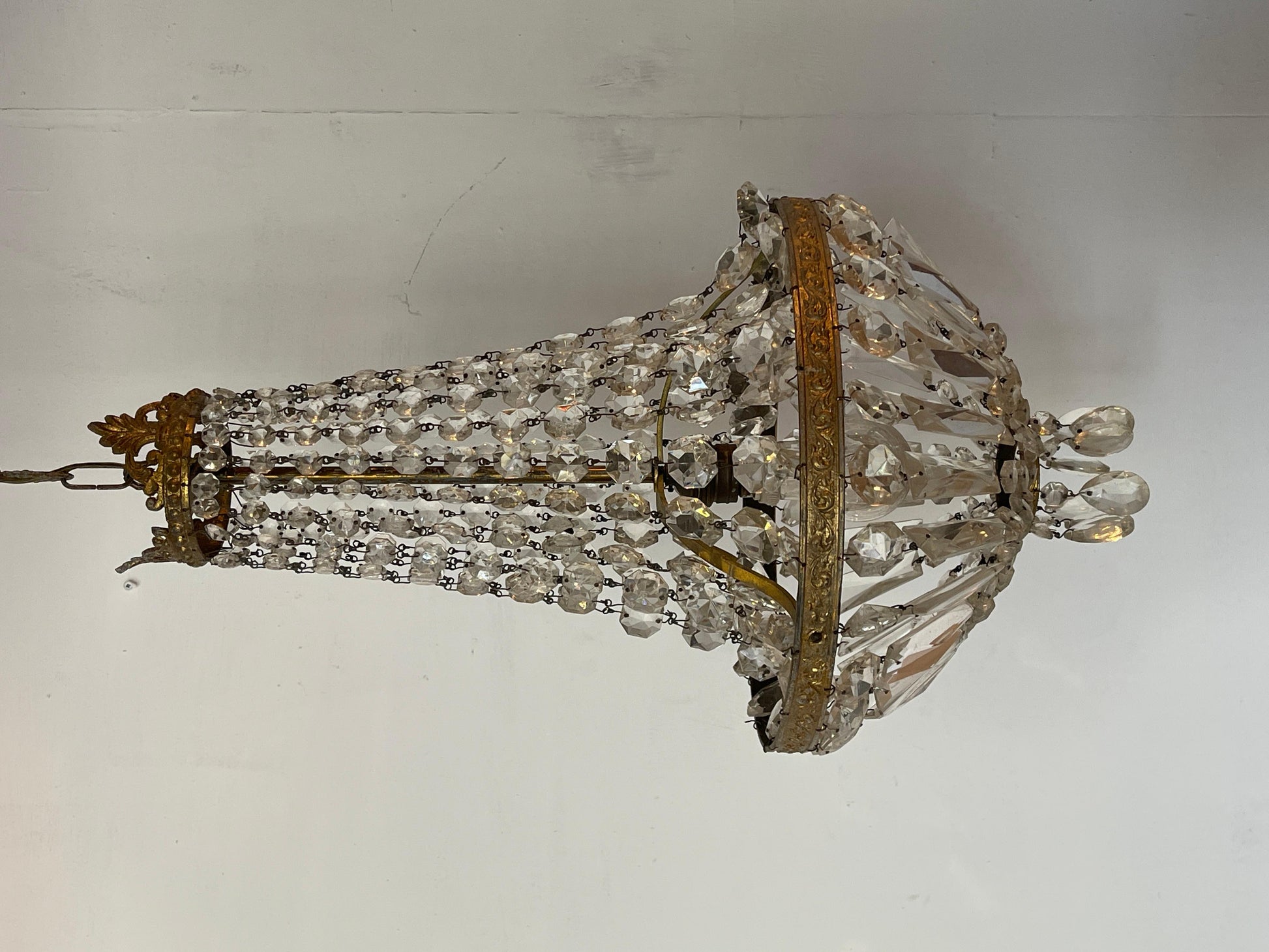 Lampadario a sospensione italiano in bronzo e cristallo degli anni '60