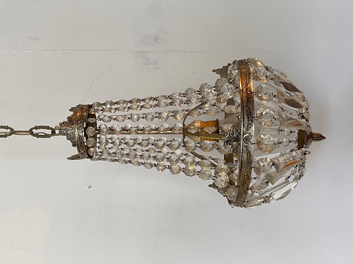 Lampadario in bronzo e cristallo stile classico, design a mongolfiera anni '50