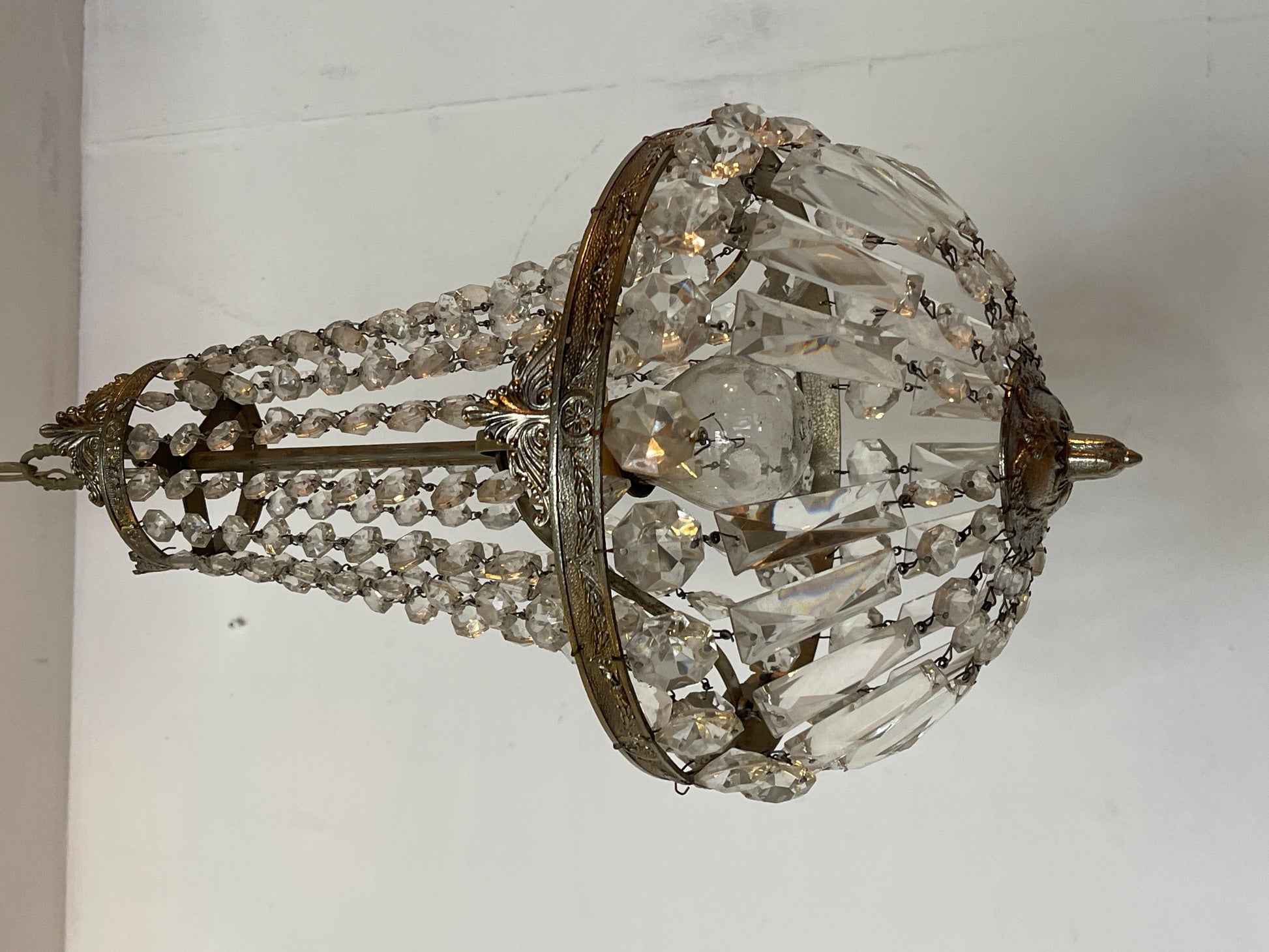 Lampadario in bronzo e cristallo stile classico, design a mongolfiera anni '50