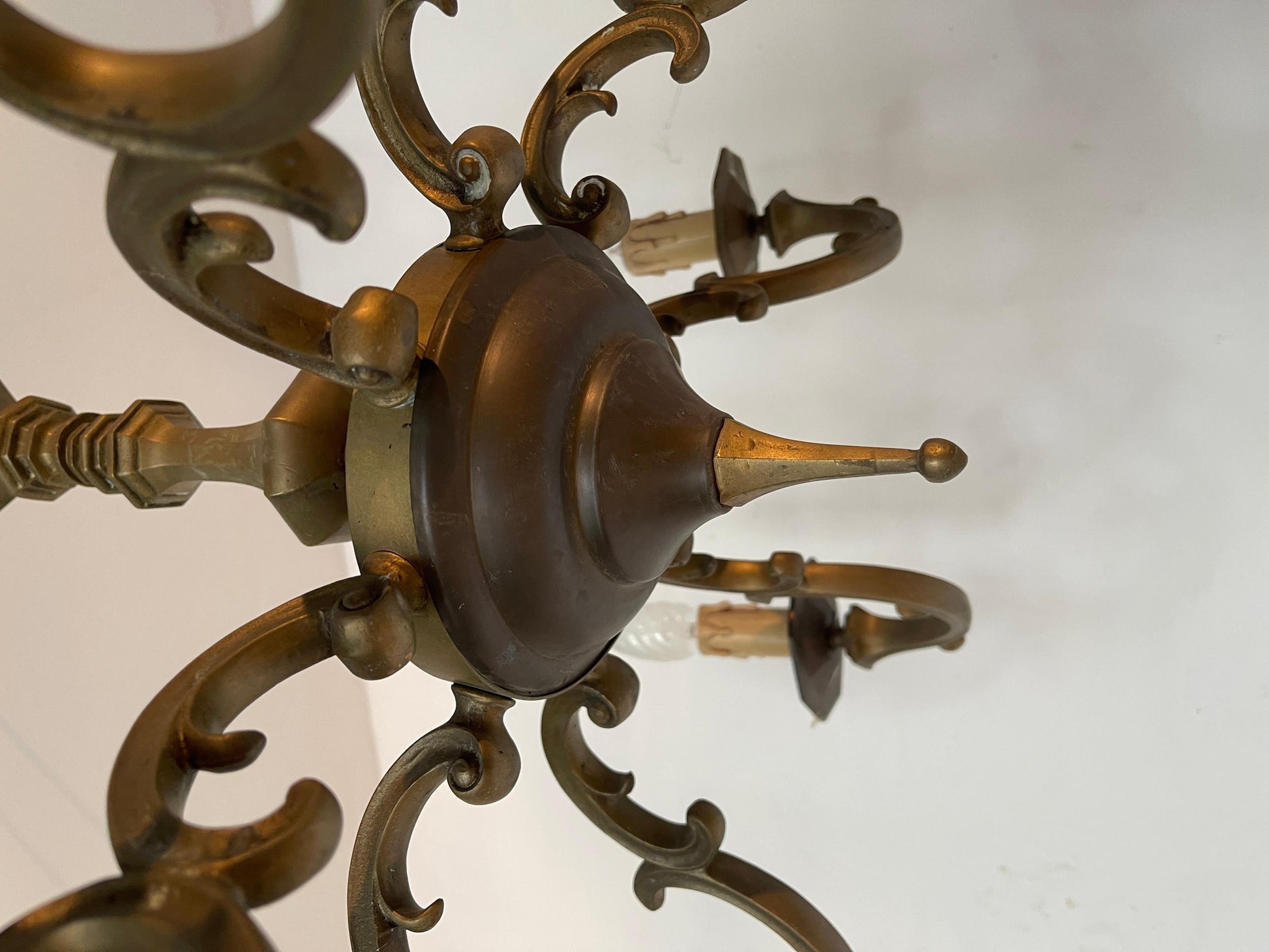 Lampadario in bronzo stile classico robusto italiano anni '70