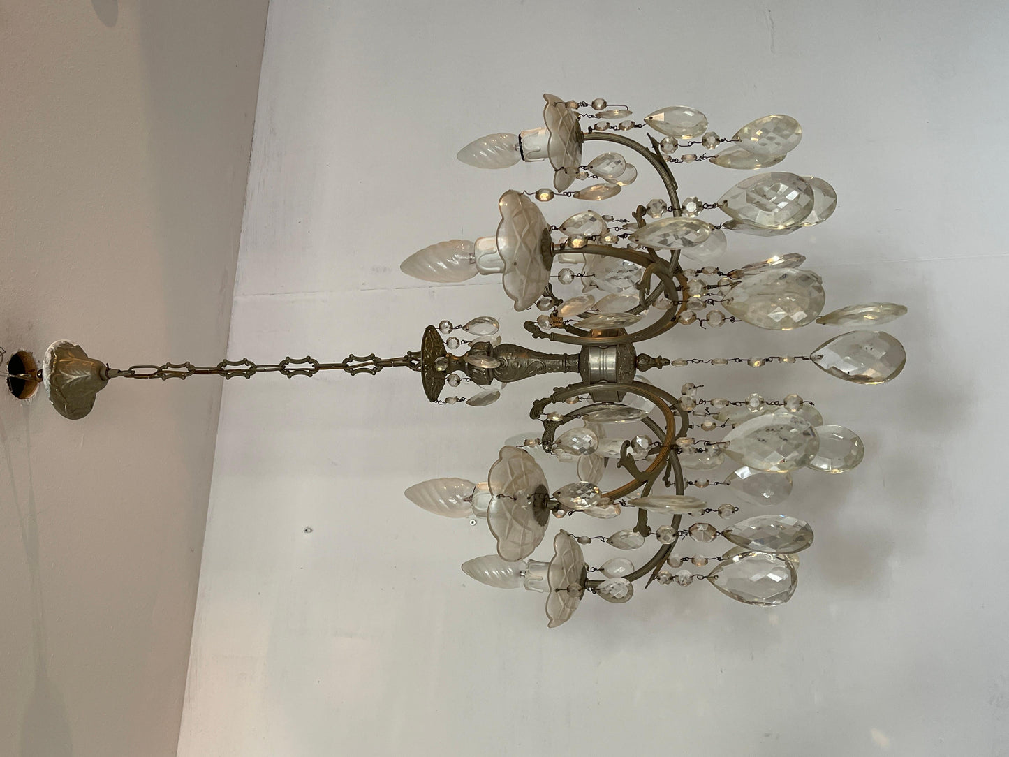 Lampadario in stile francese degli anni '60 in cristallo e metallo argentato.