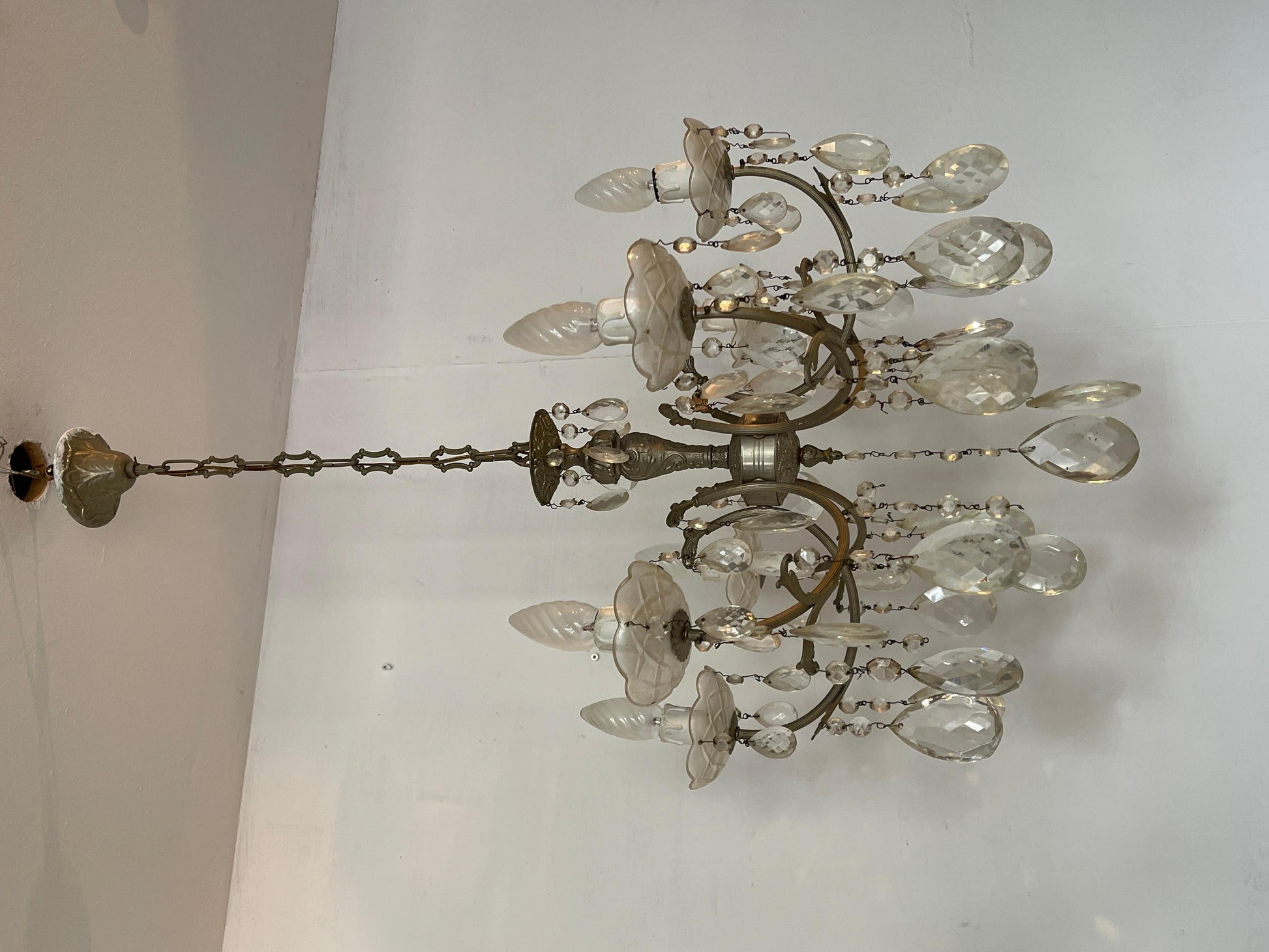 Lampadario in stile francese degli anni '60 in cristallo e metallo argentato.