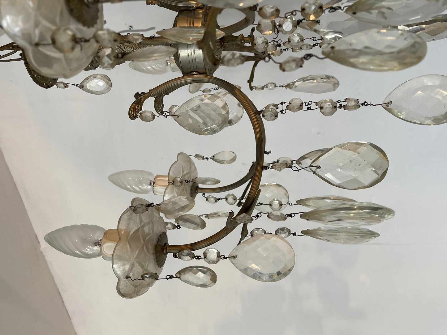 Lampadario in stile francese degli anni '60 in cristallo e metallo argentato.