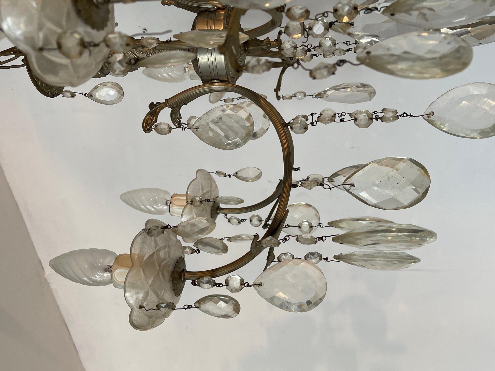 Lampadario in stile francese degli anni '60 in cristallo e metallo argentato.