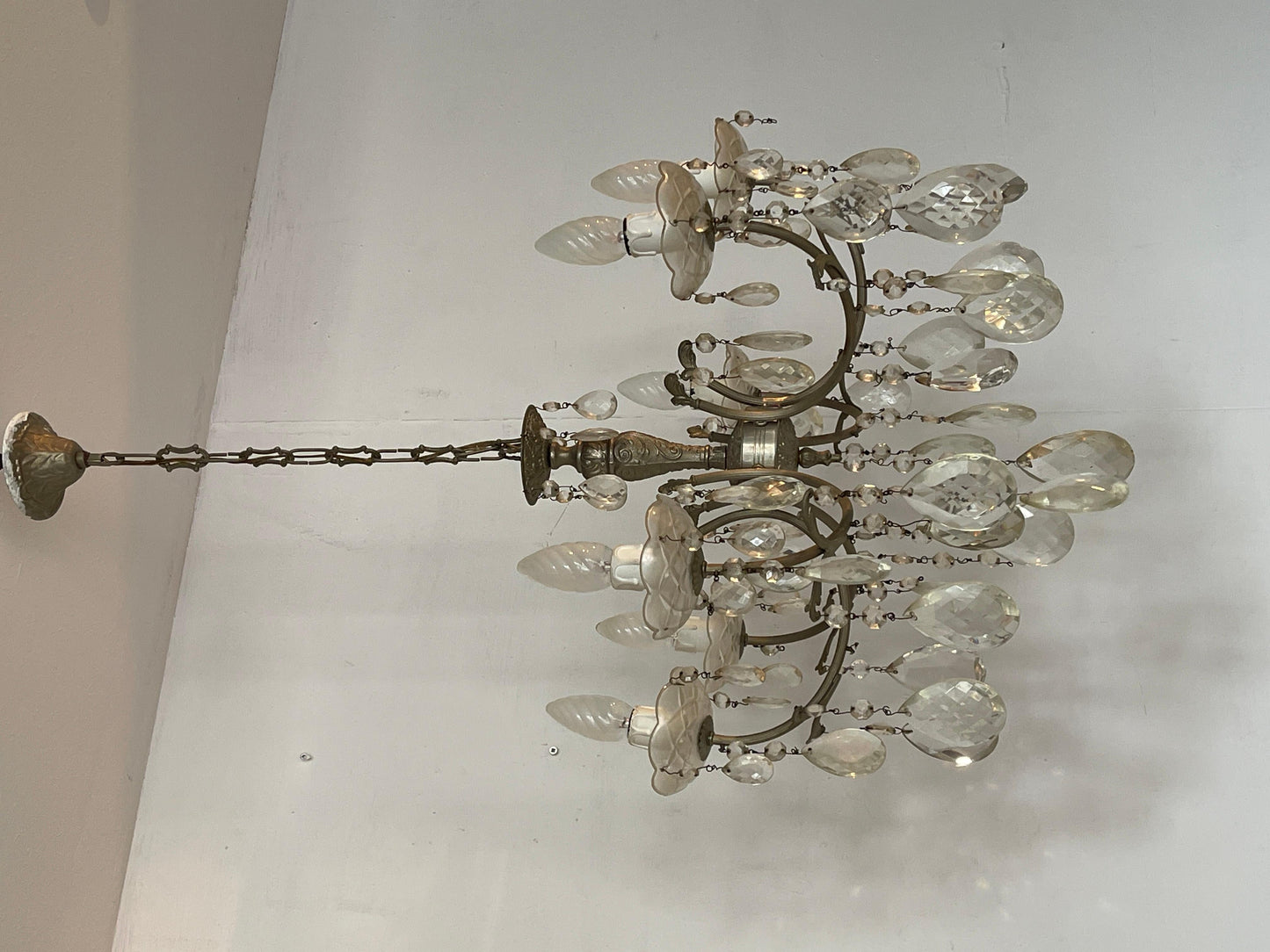 Lampadario in stile francese degli anni '60 in cristallo e metallo argentato.