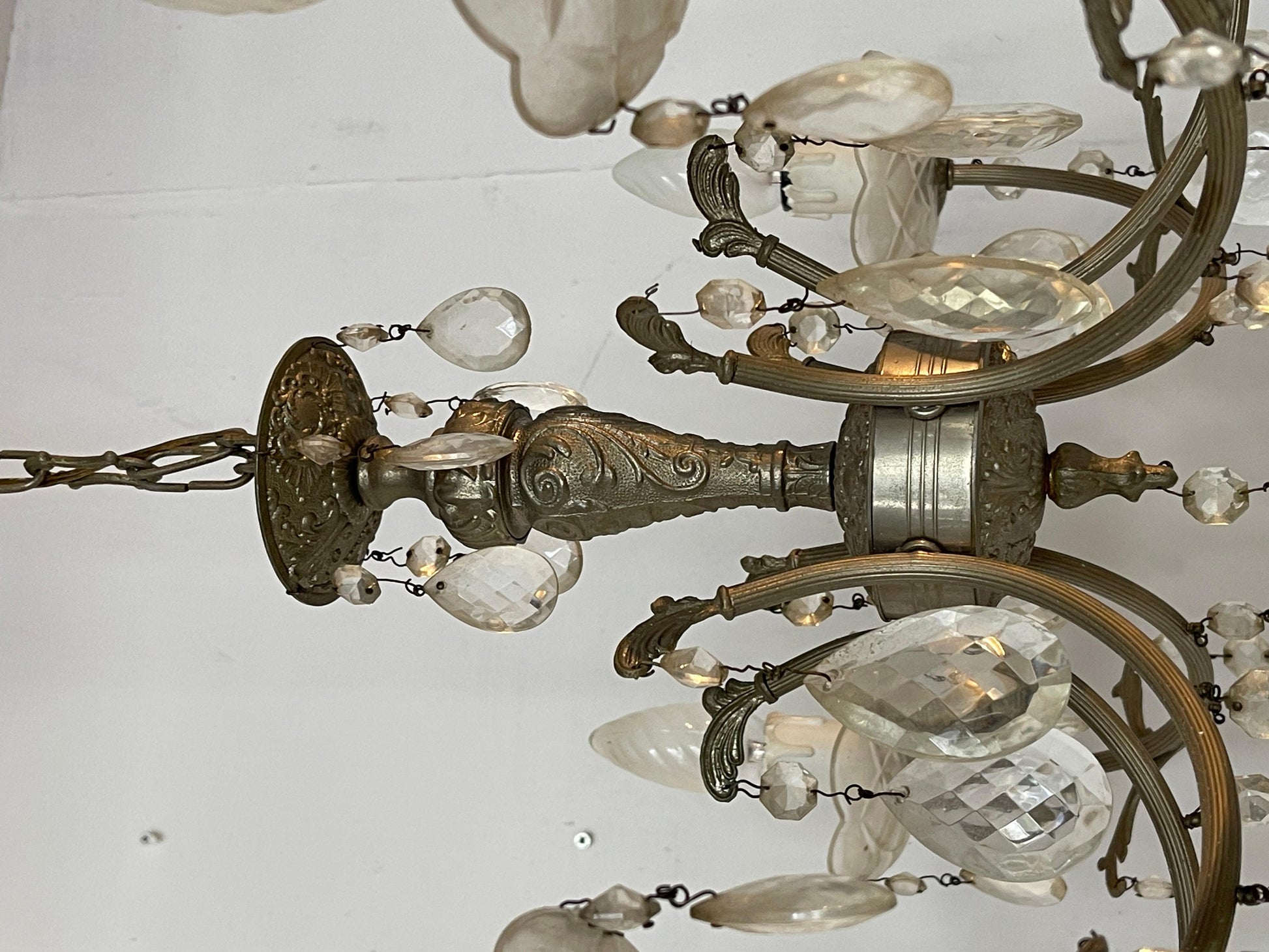 Lampadario in stile francese degli anni '60 in cristallo e metallo argentato.