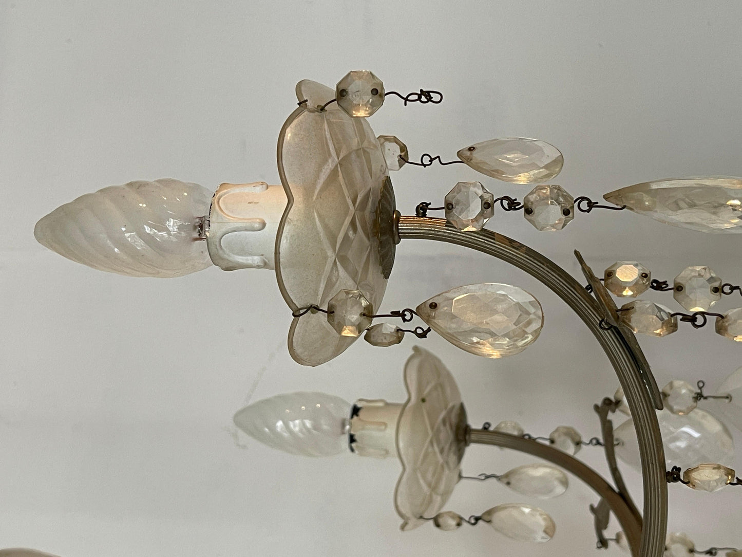 Lampadario in stile francese degli anni '60 in cristallo e metallo argentato.