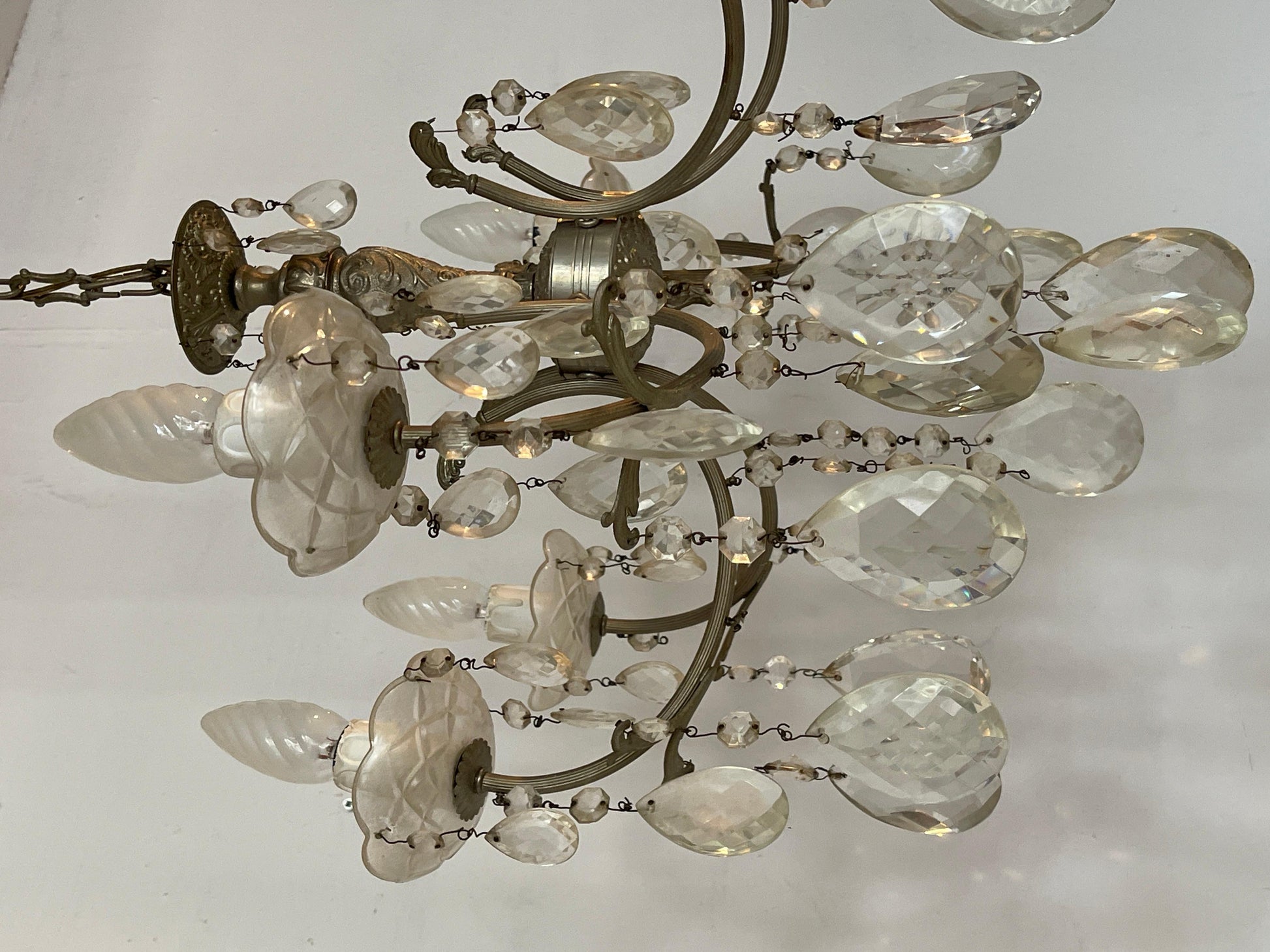 Lampadario in stile francese degli anni '60 in cristallo e metallo argentato.