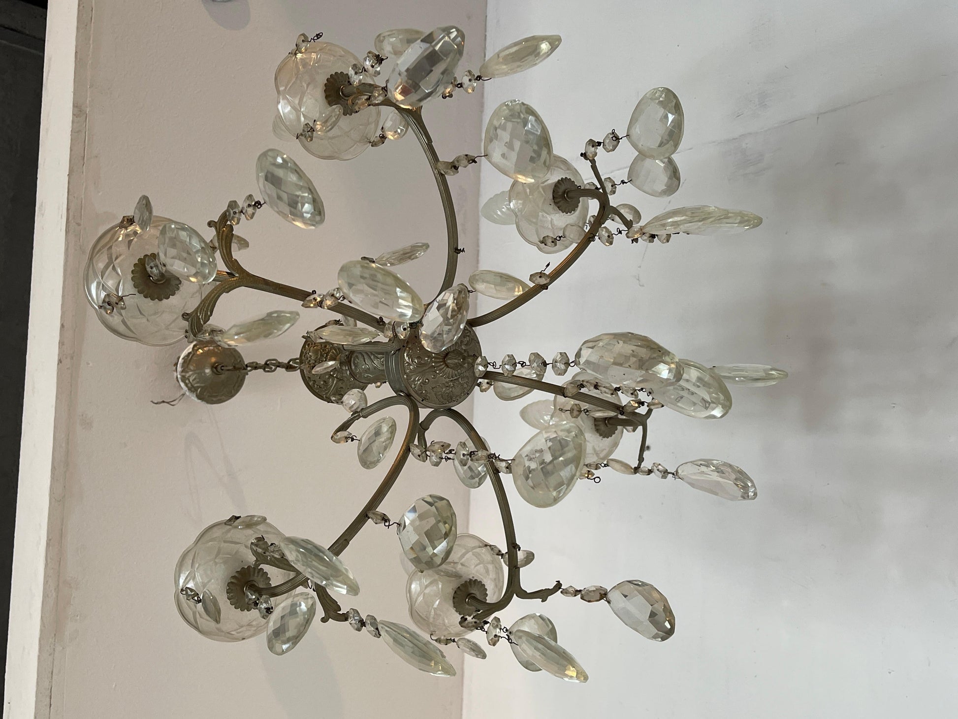 Lampadario in stile francese degli anni '60 in cristallo e metallo argentato.