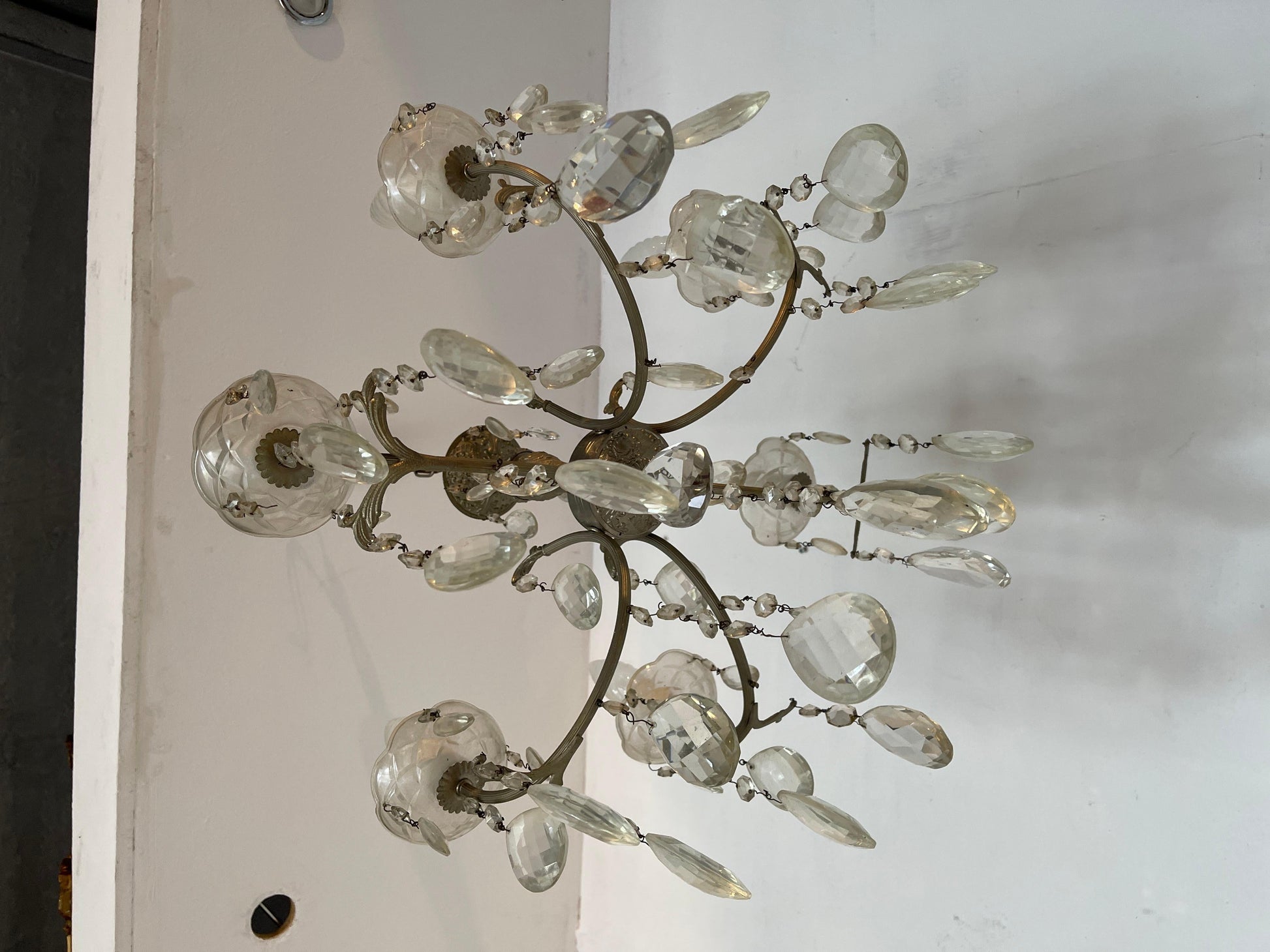 Lampadario in stile francese degli anni '60 in cristallo e metallo argentato.