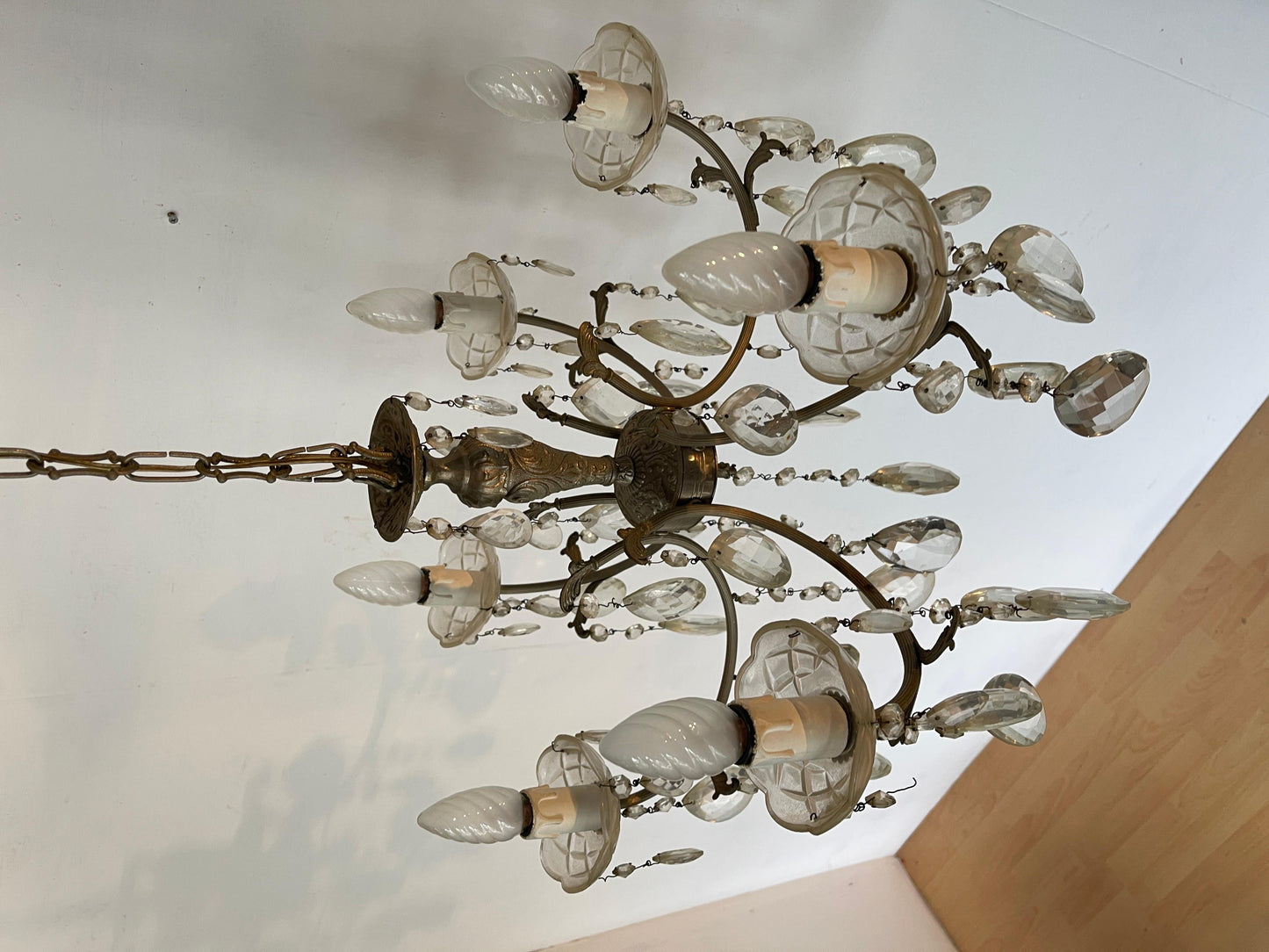 Lampadario in stile francese degli anni '60 in cristallo e metallo argentato.