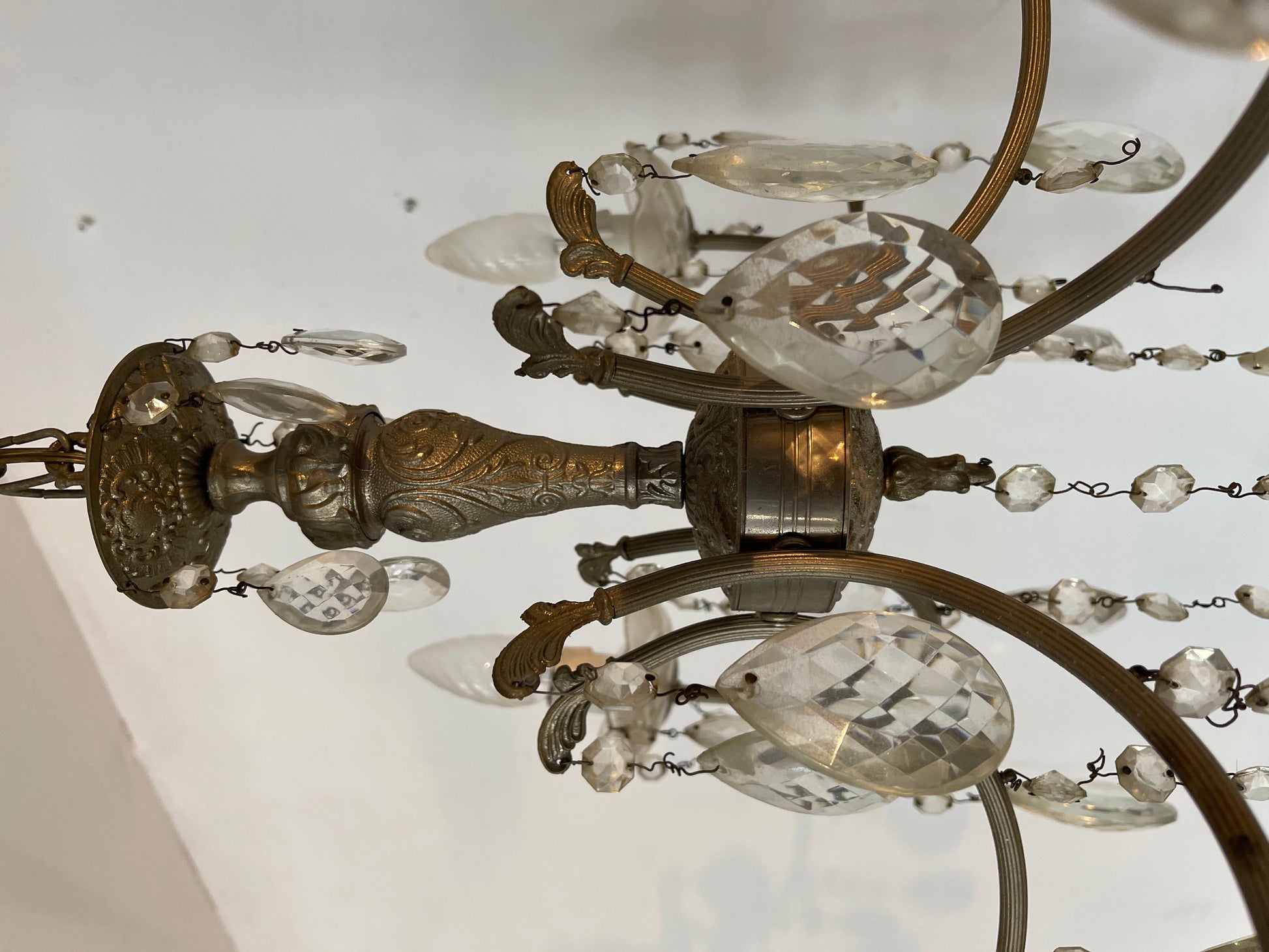 Lampadario in stile francese degli anni '60 in cristallo e metallo argentato.