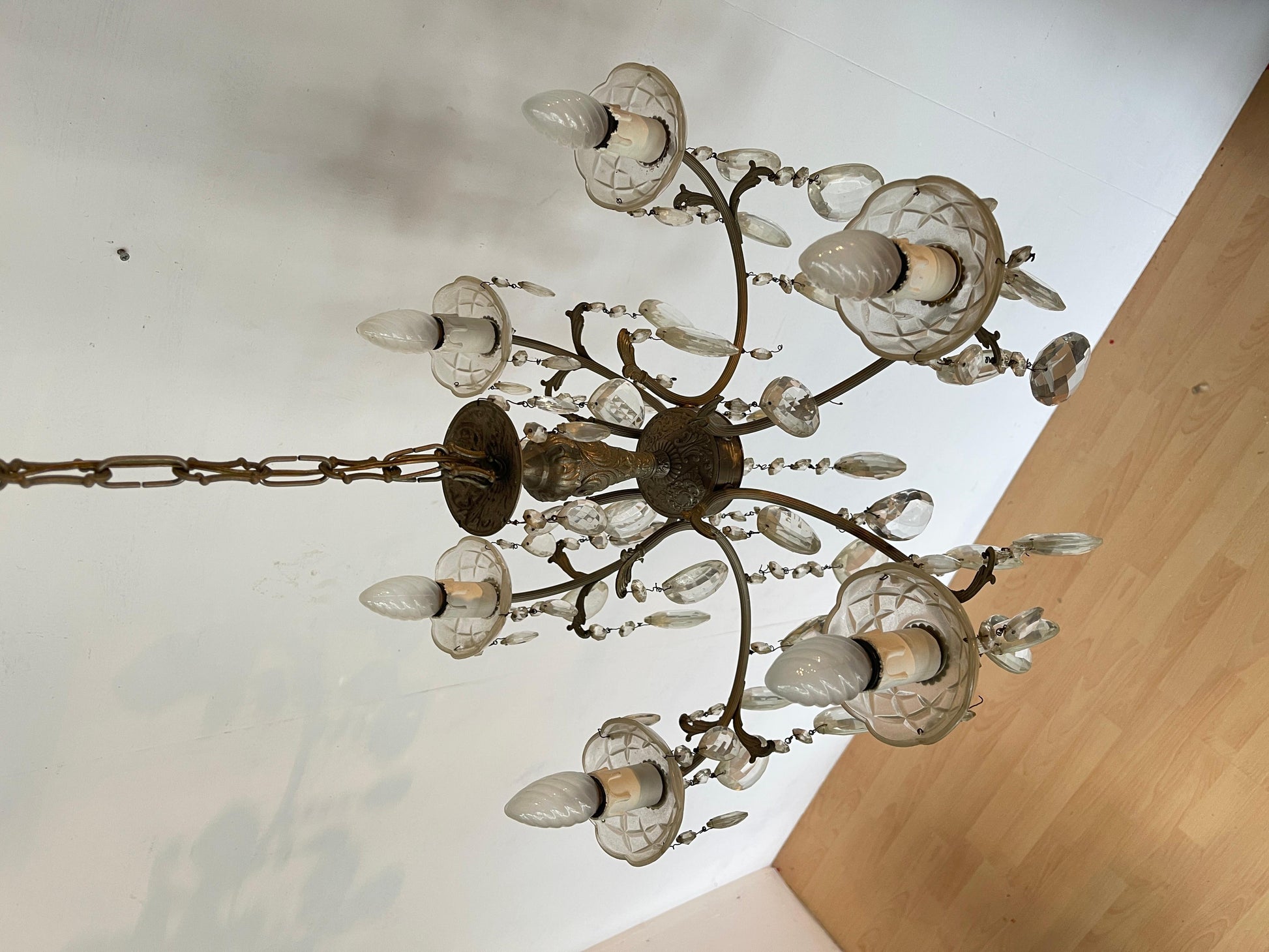 Lampadario in stile francese degli anni '60 in cristallo e metallo argentato.