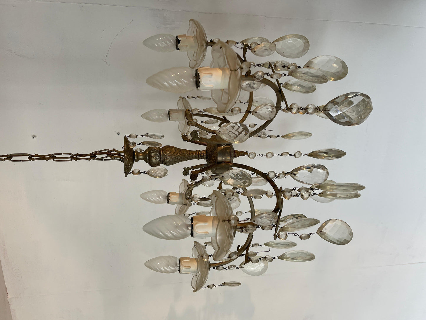 Lampadario in stile francese degli anni '60 in cristallo e metallo argentato.