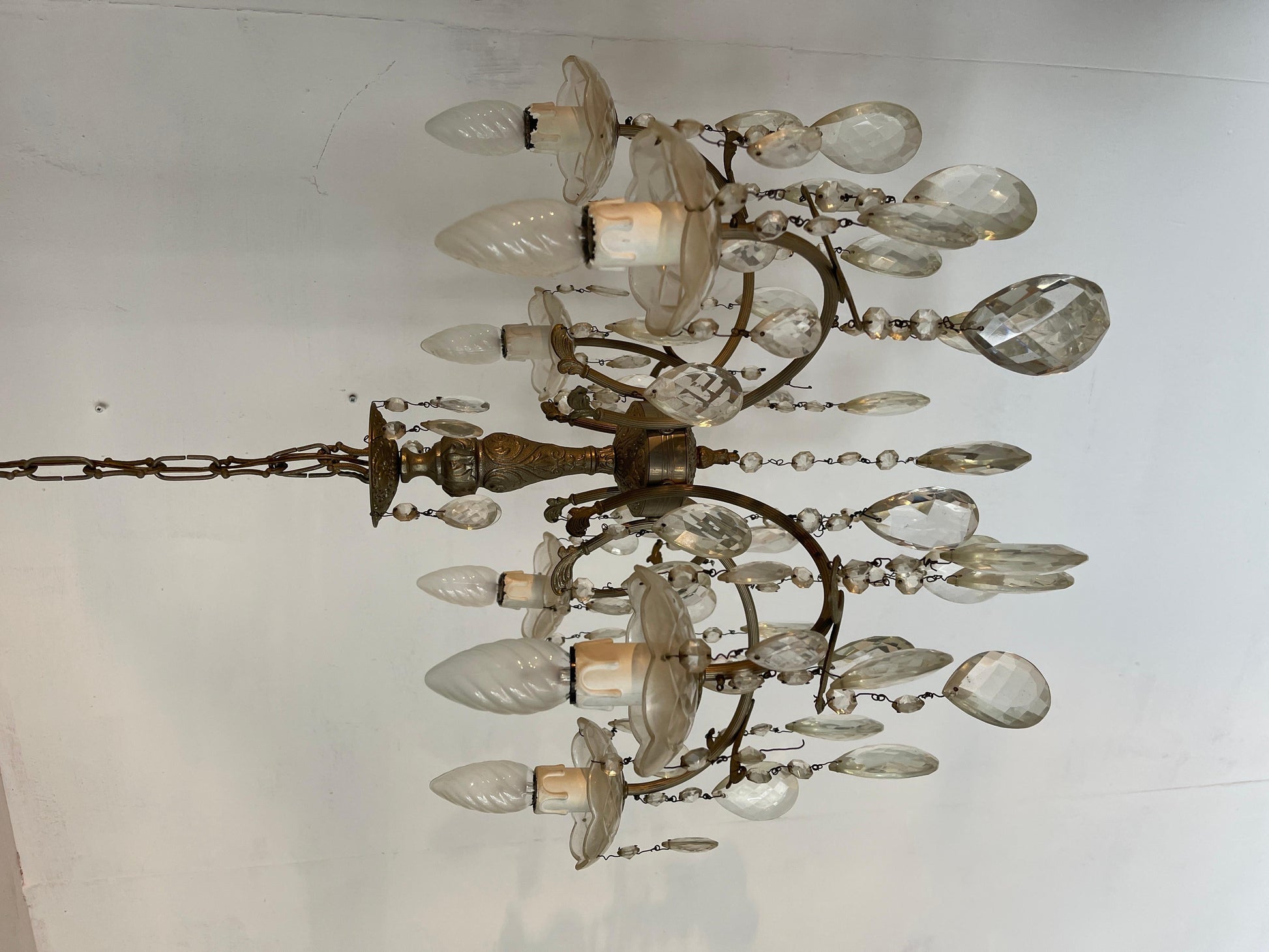 Lampadario in stile francese degli anni '60 in cristallo e metallo argentato.