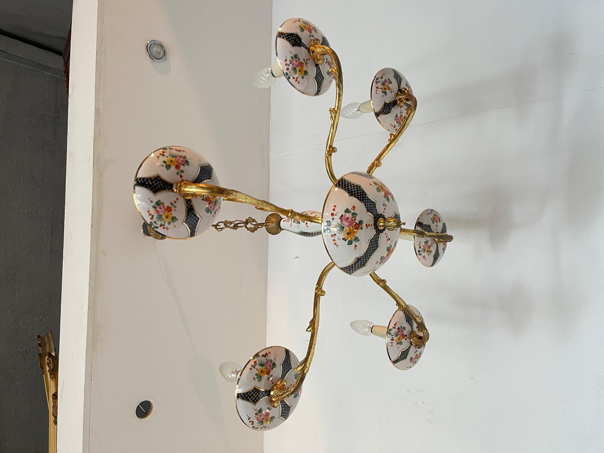 Lampadario in bronzo e ceramica con decorazione floreale italian XX secolo