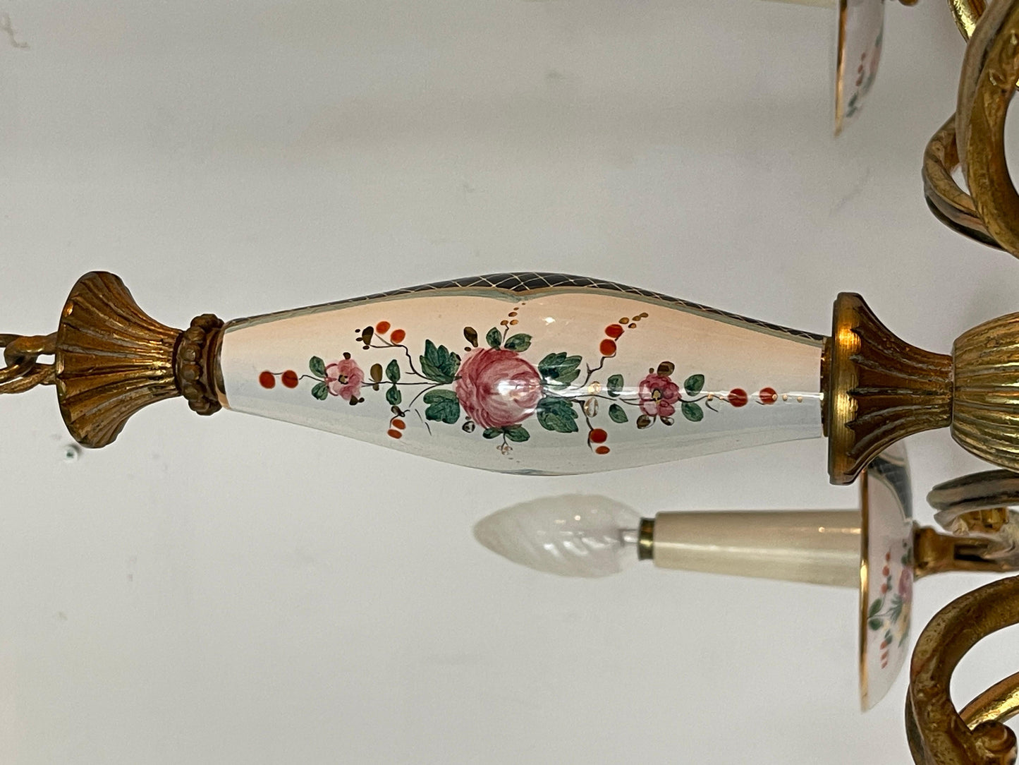 Lampadario in bronzo e ceramica con decorazione floreale italian XX secolo