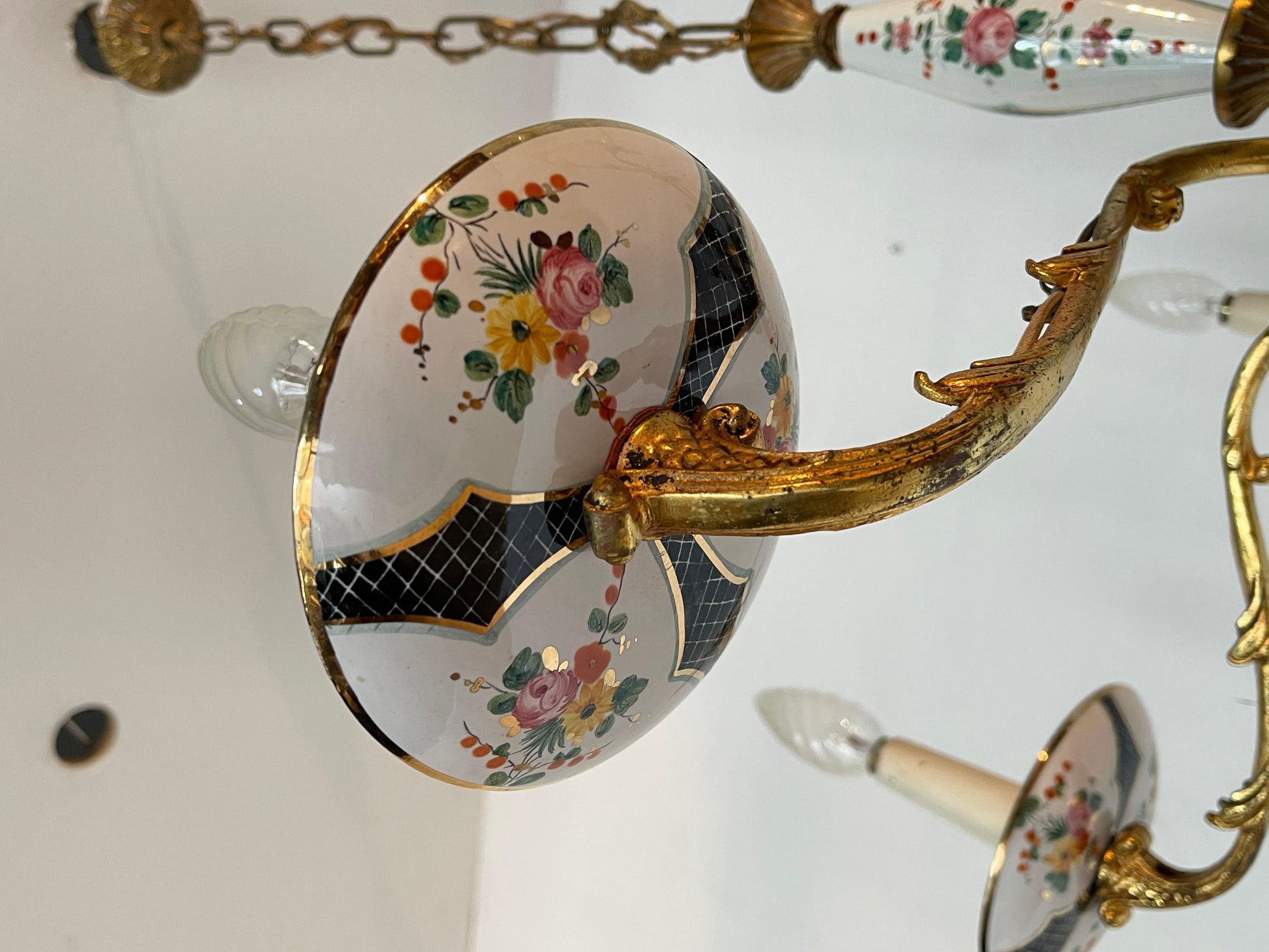 Lampadario in bronzo e ceramica con decorazione floreale italian XX secolo