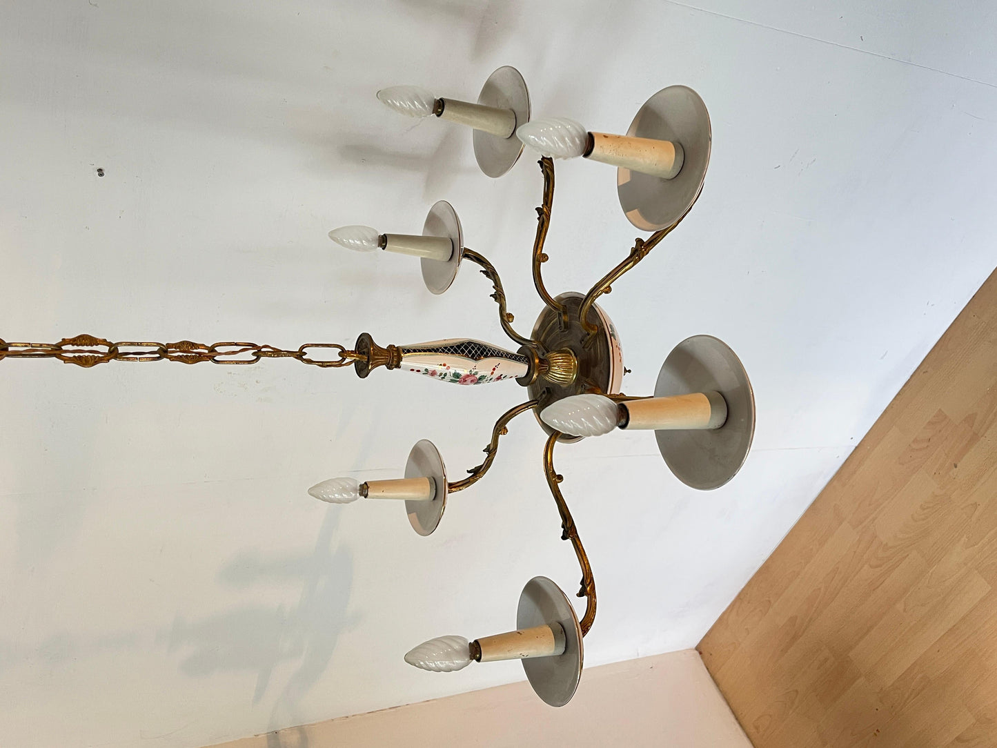 Lampadario in bronzo e ceramica con decorazione floreale italian XX secolo