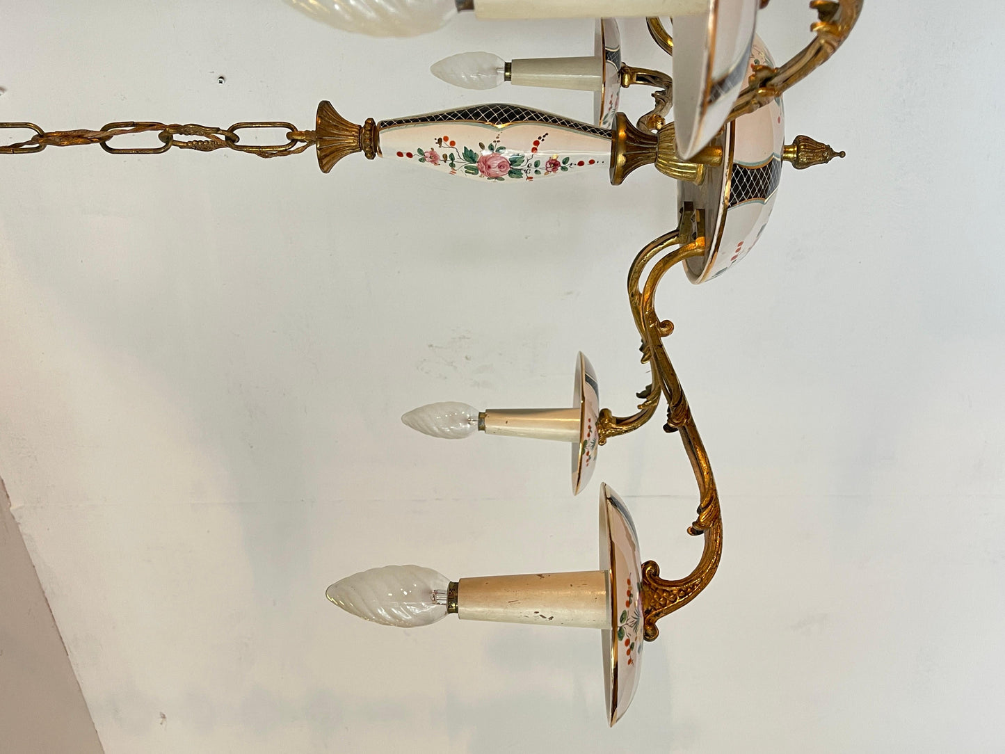 Lampadario in bronzo e ceramica con decorazione floreale italian XX secolo