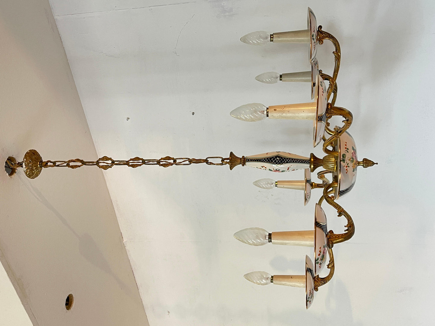 Lampadario in bronzo e ceramica con decorazione floreale italian XX secolo