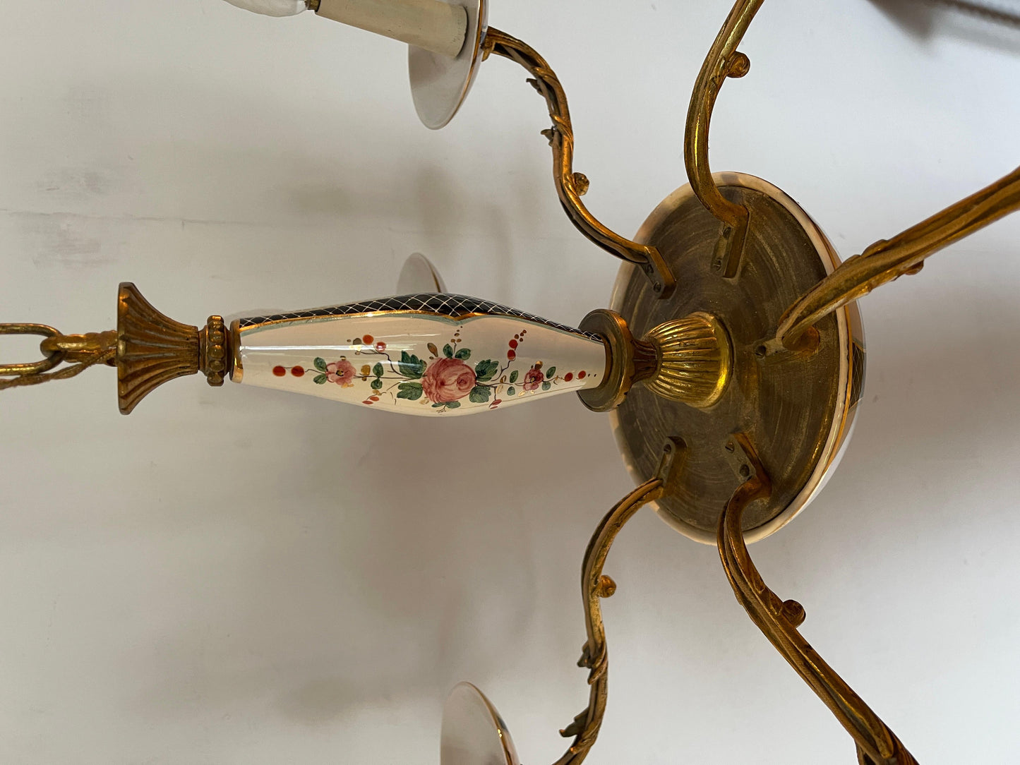 Lampadario in bronzo e ceramica con decorazione floreale italian XX secolo