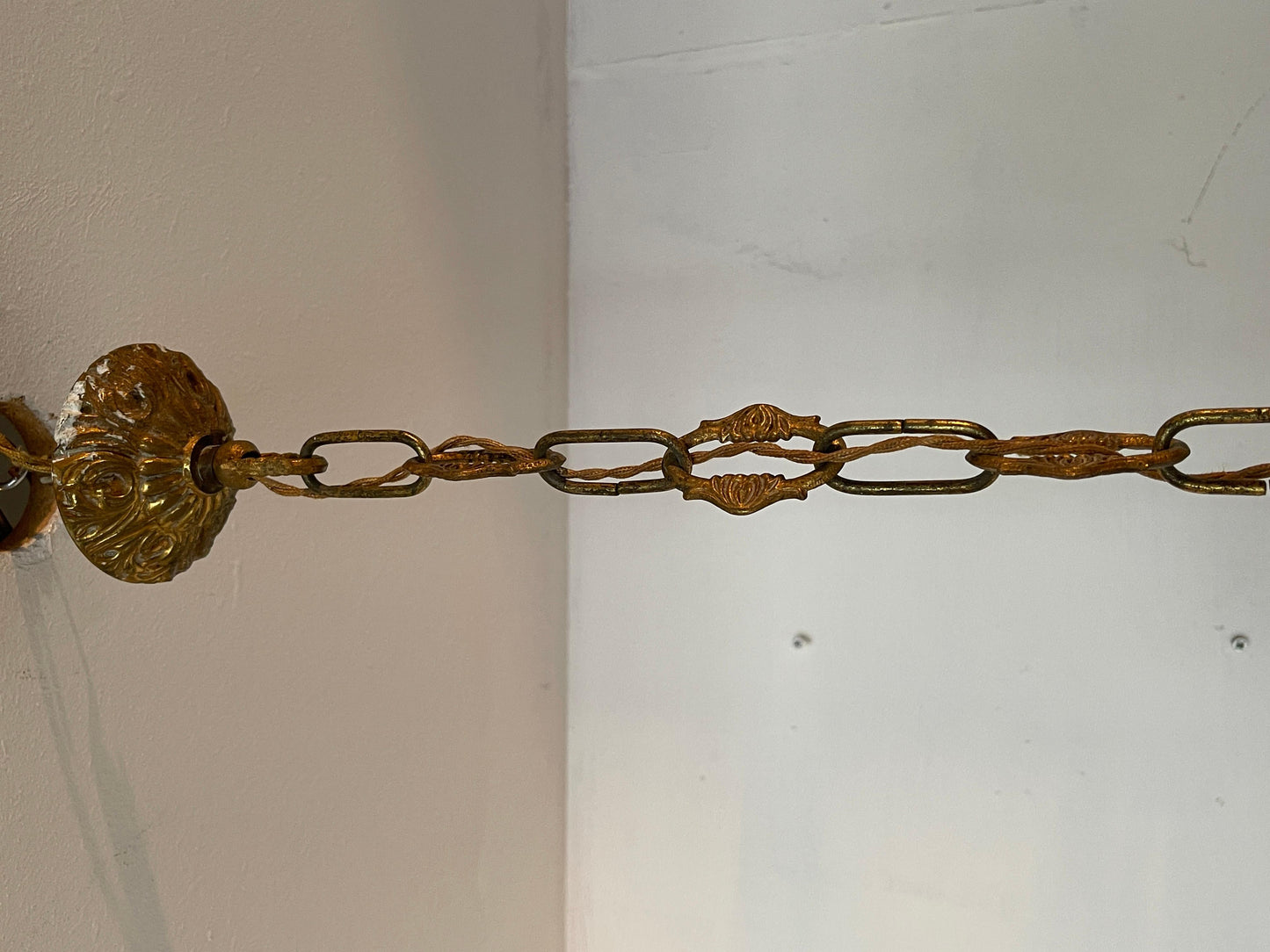 Lampadario in bronzo e ceramica con decorazione floreale italian XX secolo