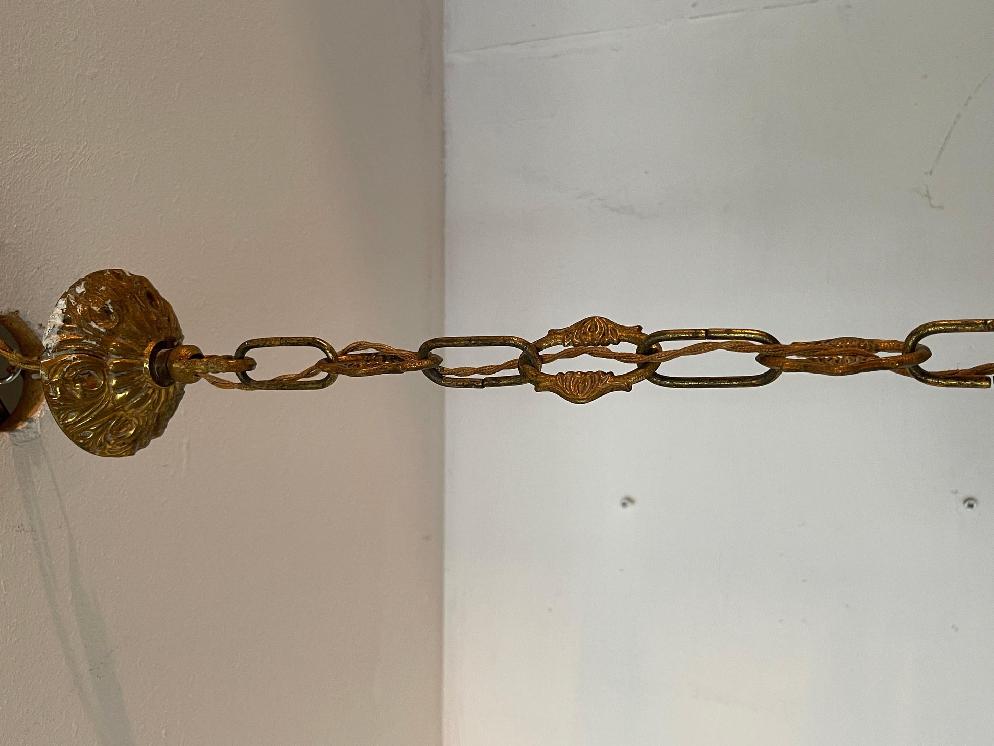 Lampadario in bronzo e ceramica con decorazione floreale italian XX secolo