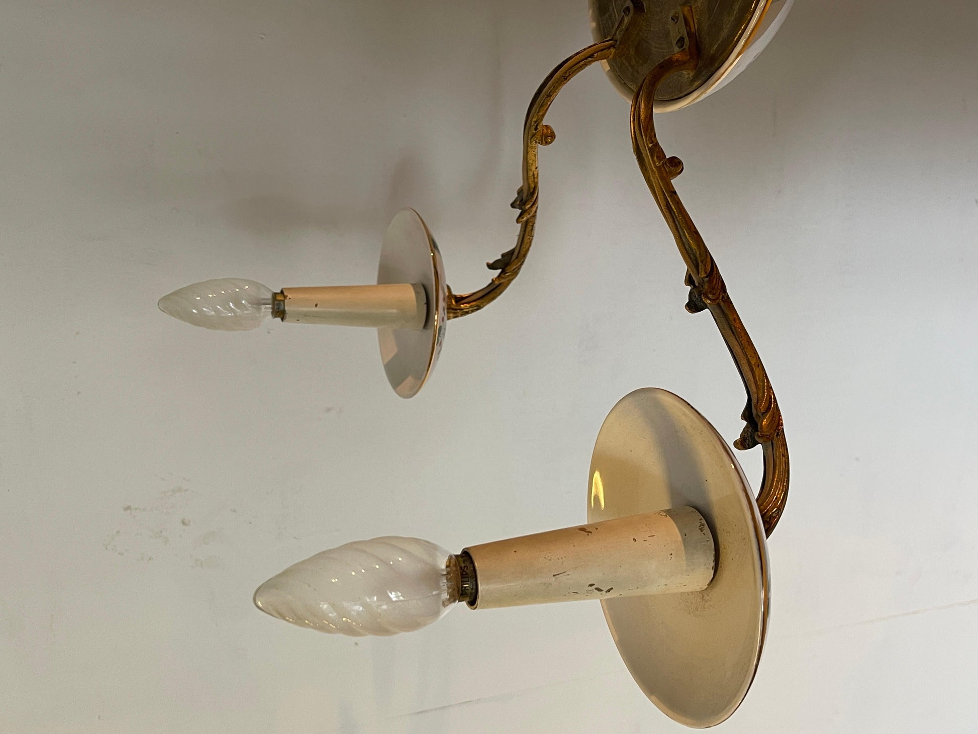 Lampadario in bronzo e ceramica con decorazione floreale italian XX secolo