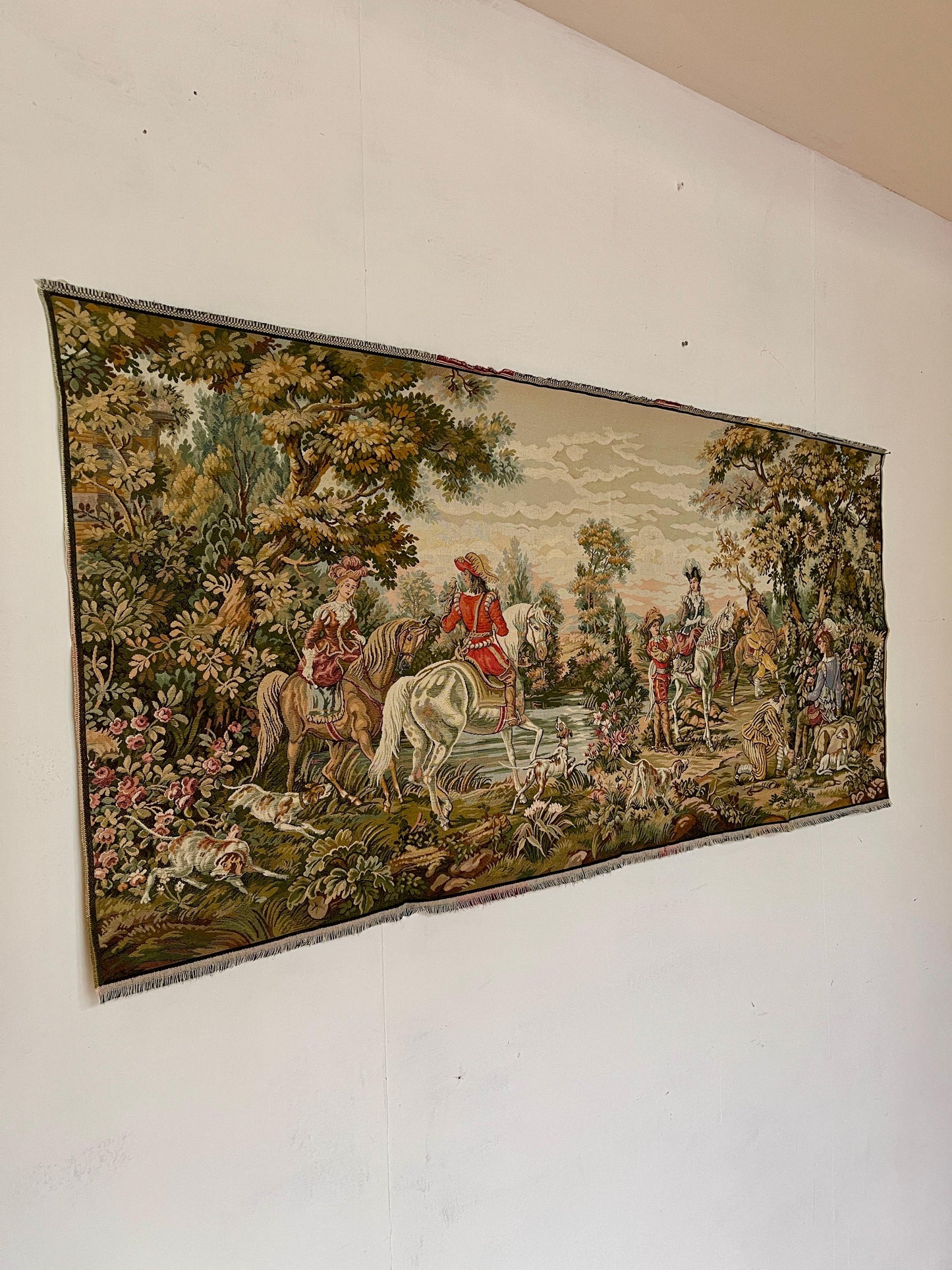 Arazzo rettangolare francese raffigurante una cavalleria d'epoca degli anni '90.