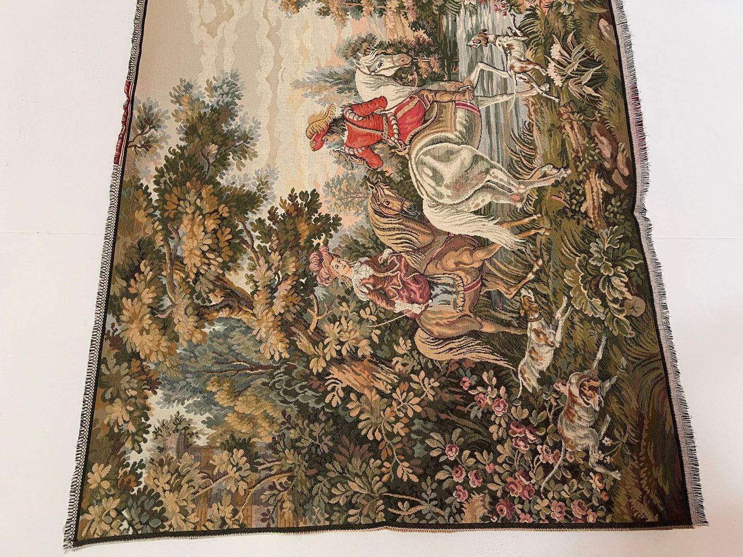 Arazzo rettangolare francese raffigurante una cavalleria d'epoca degli anni '90.